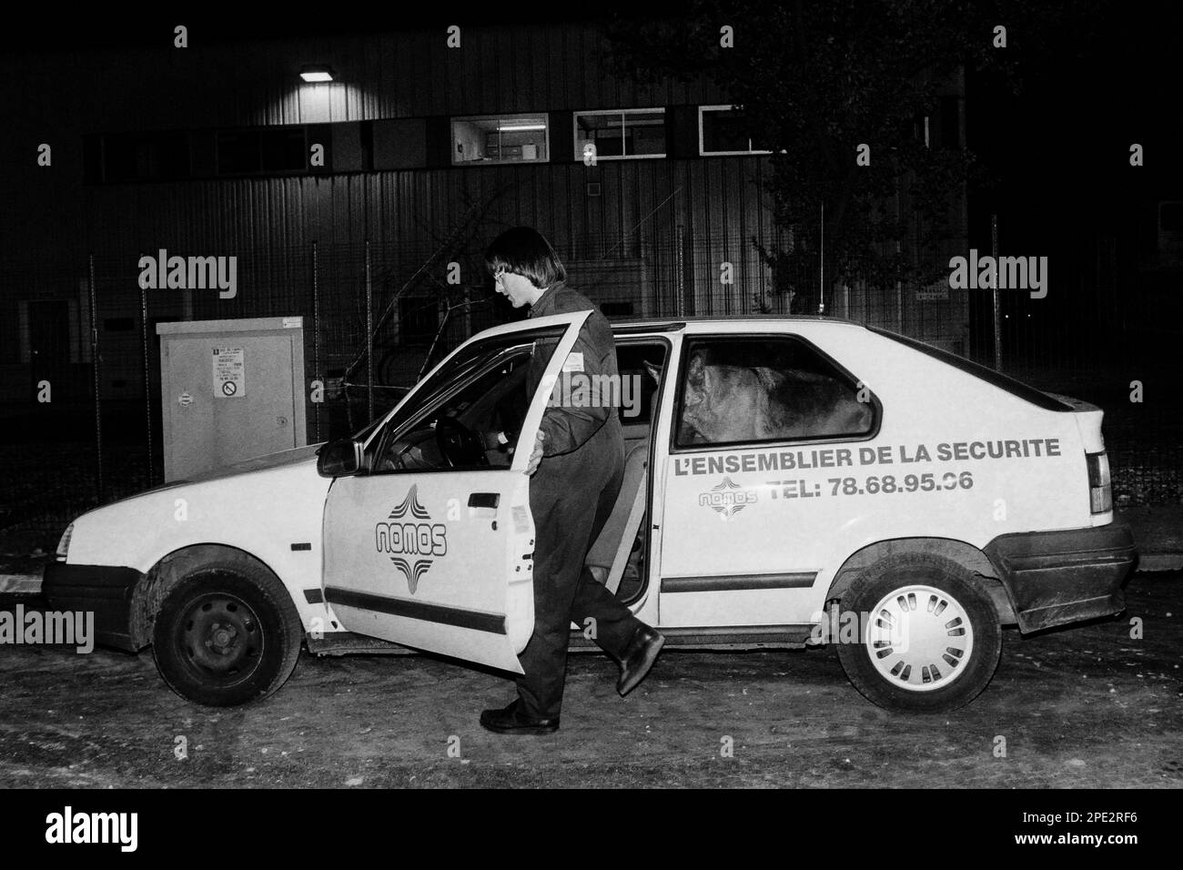 Archives 90ies : une compagnie de sécurité privée assure la sécurité publique la nuit à Saint-Bonnet de Mure, Rhône, France, 1992 Banque D'Images