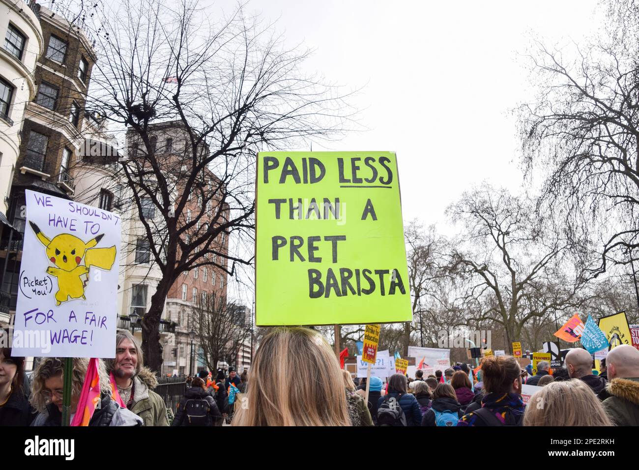 Londres, Royaume-Uni. 15th mars 2023. Les médecins juniors rejoignent la marche. Des milliers d'enseignants, de membres d'autres syndicats et de partisans ont défilé sur Trafalgar Square le jour du budget pour réclamer un salaire équitable, alors que divers syndicats dans plusieurs secteurs ont organisé des grèves à travers le Royaume-Uni. Credit: Vuk Valcic/Alamy Live News Banque D'Images