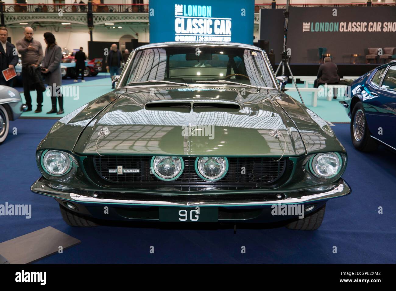 Vue de face d'un coupé Ford Mustang Shelby GT350 de 1967, exposé au salon de l'auto classique de Londres 2023 Banque D'Images