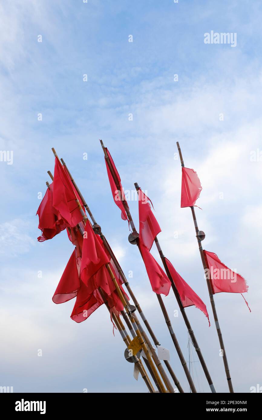 Drapeaux de pêche en face du ciel Banque D'Images