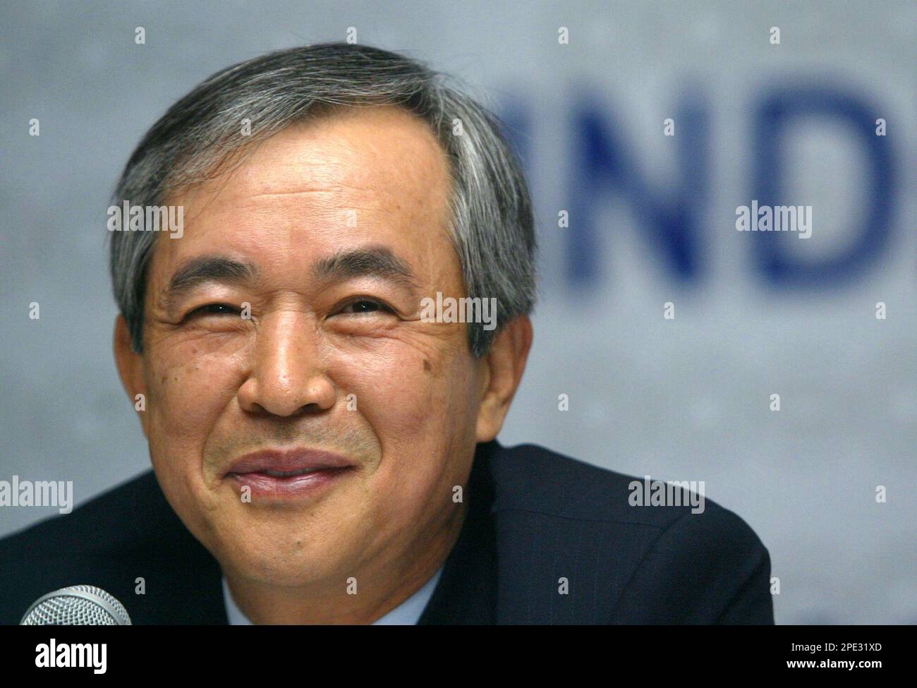 Lee Ku-Taek, Chairman and Chief Executive Officer of Pohang Steel Company (POSCO), reacts at a press conference in New Delhi, India, Thursday, June 23, 2005. South Korea's Posco, the world's fifth-largest steel maker, signed an agreement Wednesday to build India's biggest steel plant in Orissa state's port town of Paradeep, valued at US$12 billion (euro10 billion). (AP Photo/Gurinder Osan) Banque D'Images