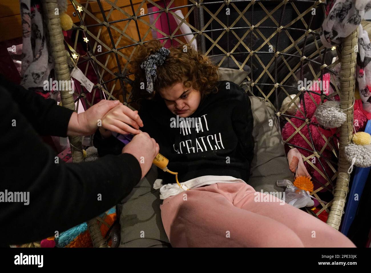 Karen tube nourrit sa fille Josselin, 16 ans, qui est sourde et aveugle depuis sa naissance, et incapable de marcher, de parler, chez elle à Westbury, Wiltshire, avant le budget du printemps 2023. La famille a du mal à augmenter les factures et à dire que l'allocation de vie pour personnes handicapées n'est pas suffisante pour couvrir leurs coûts. Mme Tilley a dit qu'elle avait été « dénommée » lors des annonces du budget, mercredi. Date de la photo: Lundi 13 mars 2023. Banque D'Images