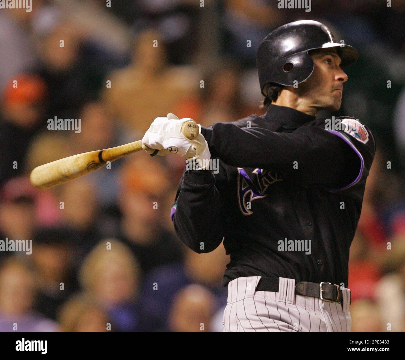Arizona Diamondbacks' Shawn Green hits a game-tying RBI double off San Francisco Giants starting pitcher Brett Tomko during the sixth inning in San Francisco, Tuesday June 21, 2005. Arizona won the game, 6-4, to snap a five-game losing streak. (AP Photo/Eric Risberg) Banque D'Images