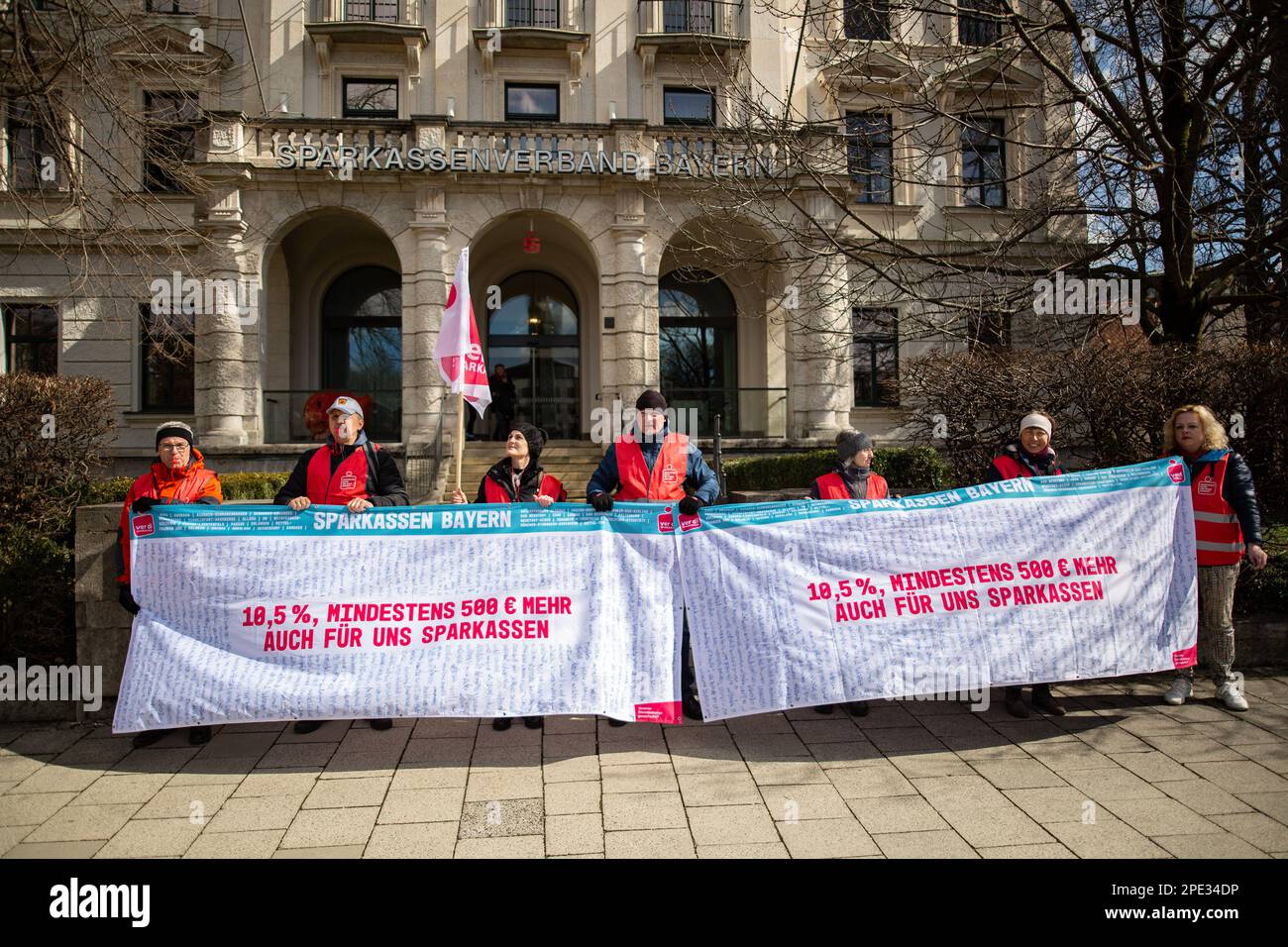 Munich, Allemagne. 15th mars 2023. Sur le 15 mars 2023 soutenu par le syndicat Verdi, des centaines de travailleurs de Sparkasse Bank de toute la Bavière se sont réunis à Munich, en Allemagne pour souligner leurs exigences de 10,5% mais au moins 500 euros de salaires plus élevés. (Photo par Alexander Pohl/Sipa USA) crédit: SIPA USA/Alay Live News Banque D'Images