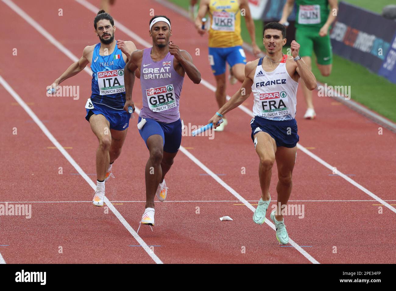 Alex HAYDOCK-WILSON et Téo ANDANT finissant dans les 4 * 400m Heats au Championnat européen d'athlétisme 2022 Banque D'Images