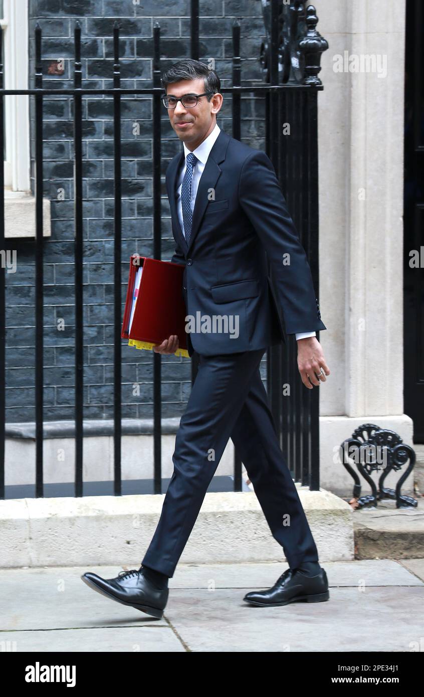 Rishi Sunak quitte number10 Downing Street pour assister aux questions des premiers ministres sur 15 mars 2023 à Londres, en Angleterre. Banque D'Images