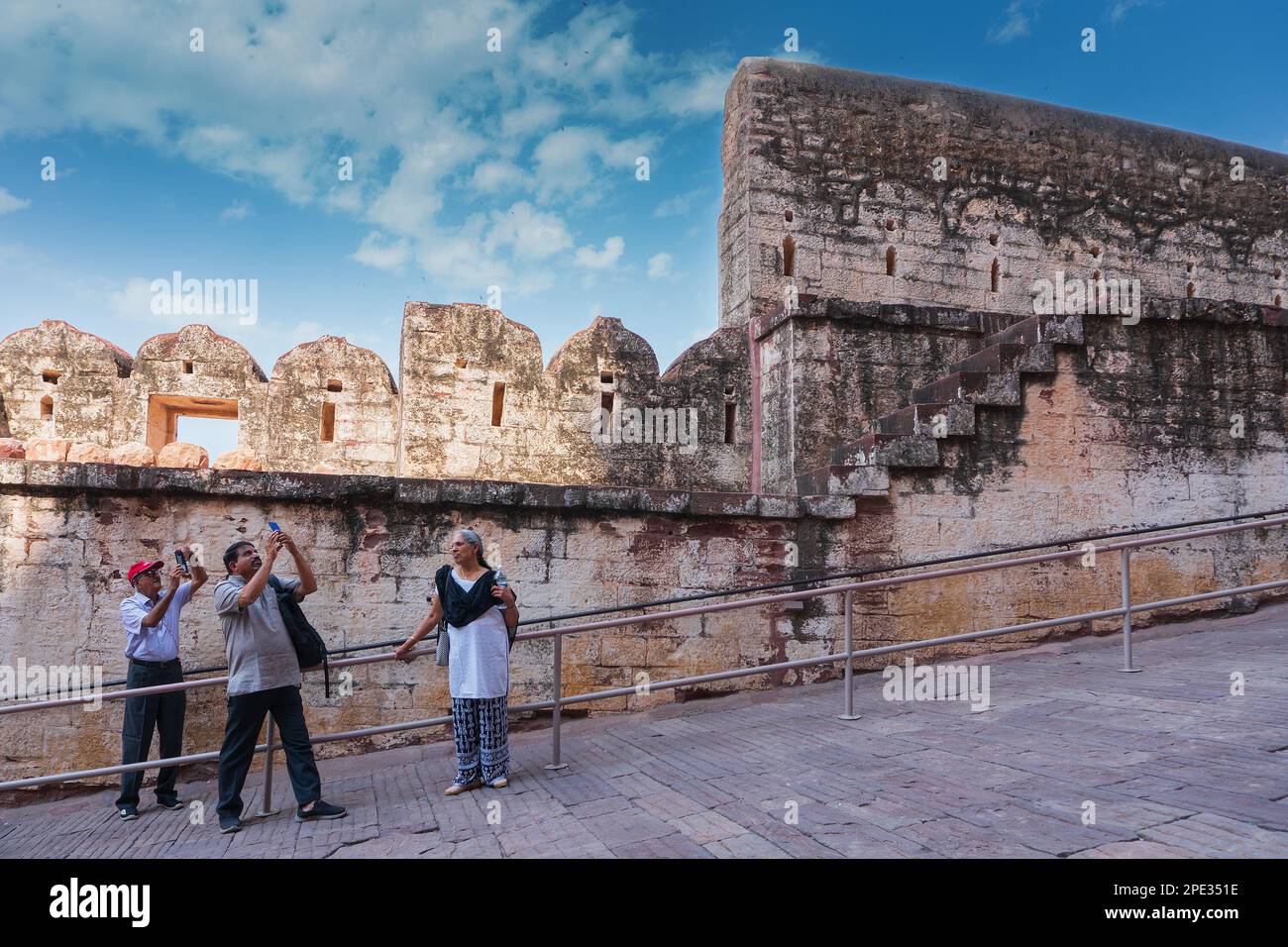 Jodhpur, Rajasthan, Inde - 19th octobre 2019 : les touristes indiens prenant en photo le fort Mehrangarh avec leur téléphone portable alors que la femme plus âgée regarde Banque D'Images