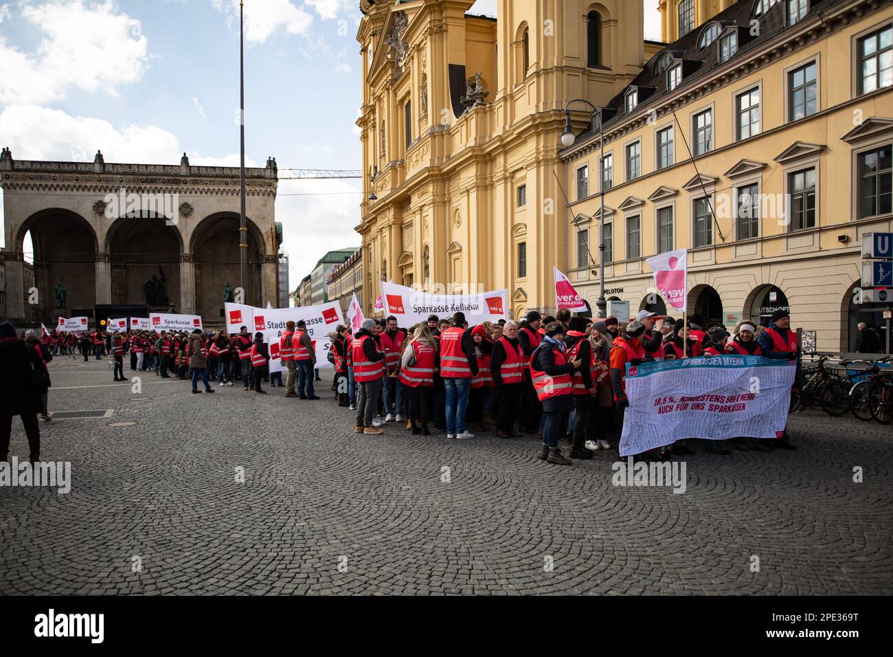 Munich, Allemagne. 15th mars 2023. Sur le 15 mars 2023 soutenu par le syndicat Verdi, des centaines de travailleurs de Sparkasse Bank de toute la Bavière se sont réunis à Munich, en Allemagne pour souligner leurs exigences de 10,5% mais au moins 500 euros de salaires plus élevés. (Photo par Alexander Pohl/Sipa USA) crédit: SIPA USA/Alay Live News Banque D'Images