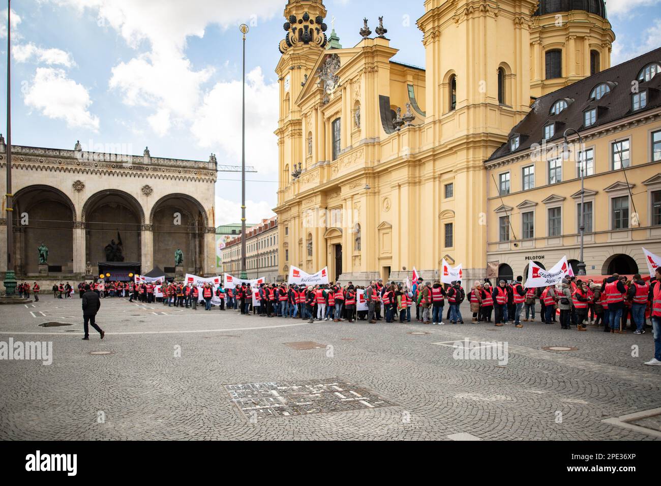 Munich, Allemagne. 15th mars 2023. Sur le 15 mars 2023 soutenu par le syndicat Verdi, des centaines de travailleurs de Sparkasse Bank de toute la Bavière se sont réunis à Munich, en Allemagne pour souligner leurs exigences de 10,5% mais au moins 500 euros de salaires plus élevés. (Photo par Alexander Pohl/Sipa USA) crédit: SIPA USA/Alay Live News Banque D'Images