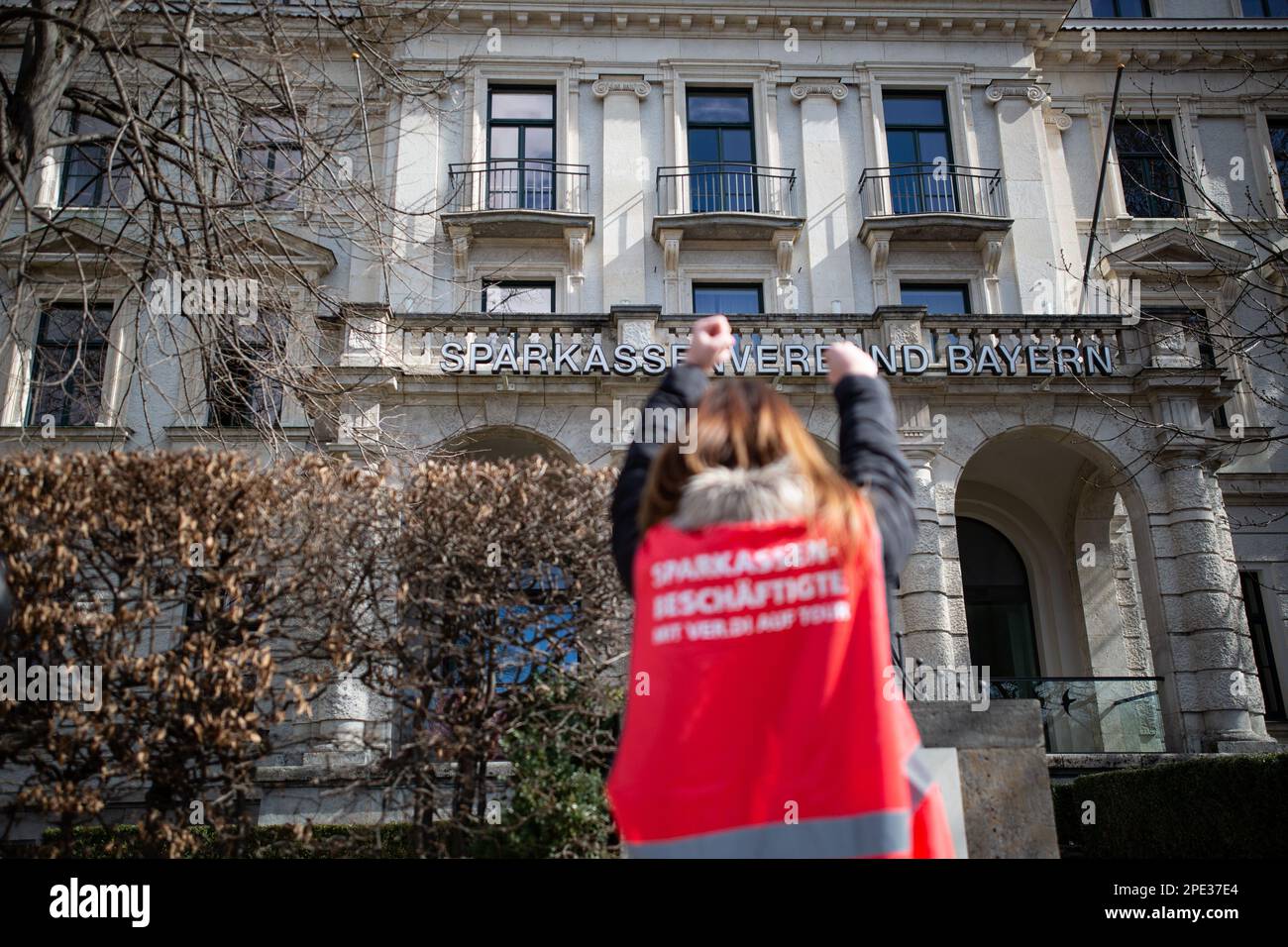 Sur le 15 mars 2023 soutenu par le syndicat Verdi, des centaines de travailleurs de Sparkasse Bank de toute la Bavière se sont réunis à Munich, en Allemagne pour souligner leurs exigences de 10,5% mais au moins 500 euros de salaires plus élevés. (Photo par Alexander Pohl/Sipa USA) Banque D'Images