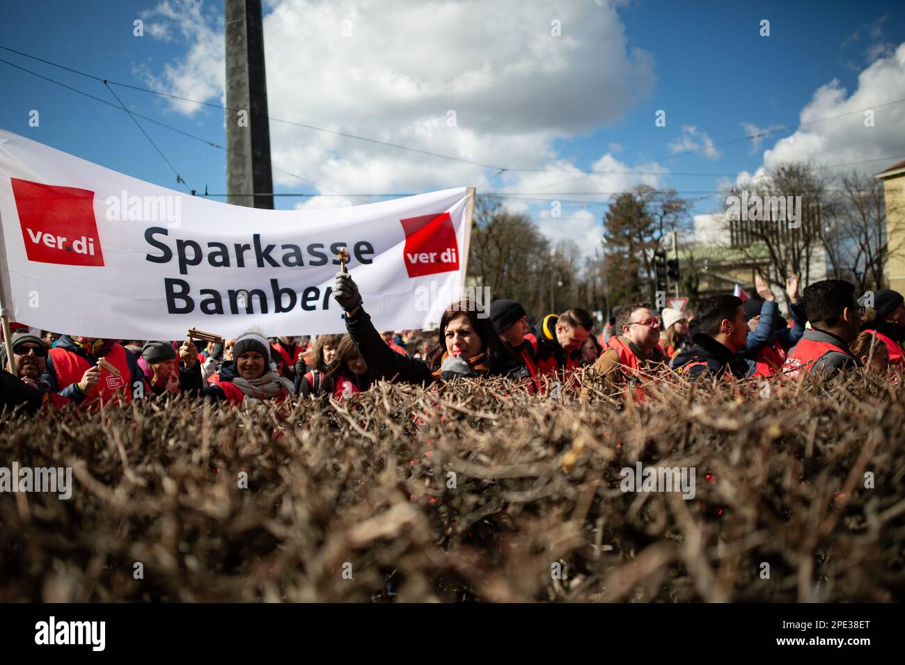 Sur le 15 mars 2023 soutenu par le syndicat Verdi, des centaines de travailleurs de Sparkasse Bank de toute la Bavière se sont réunis à Munich, en Allemagne pour souligner leurs exigences de 10,5% mais au moins 500 euros de salaires plus élevés. (Photo par Alexander Pohl/Sipa USA) Banque D'Images