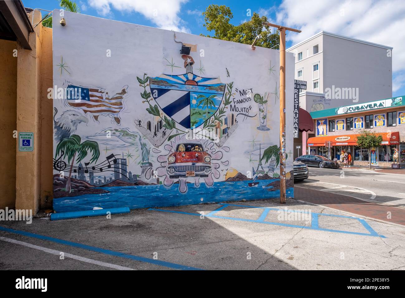 Art de rue avec des symboles cubains et américains à Little Havana à Miami Banque D'Images