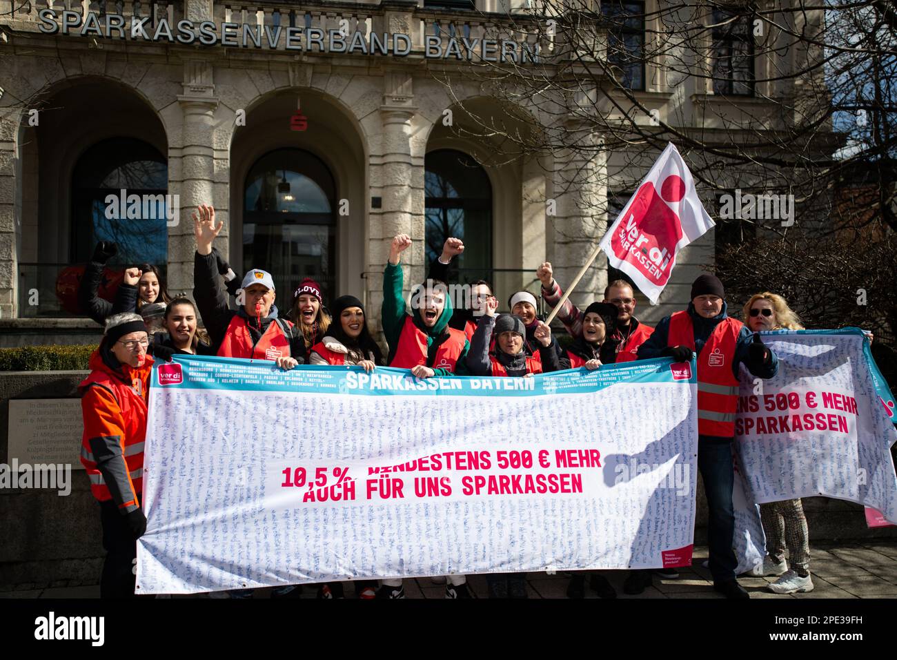 Munich, Allemagne. 15th mars 2023. Sur le 15 mars 2023 soutenu par le syndicat Verdi, des centaines de travailleurs de Sparkasse Bank de toute la Bavière se sont réunis à Munich, en Allemagne pour souligner leurs exigences de 10,5% mais au moins 500 euros de salaires plus élevés. (Photo par Alexander Pohl/Sipa USA) crédit: SIPA USA/Alay Live News Banque D'Images