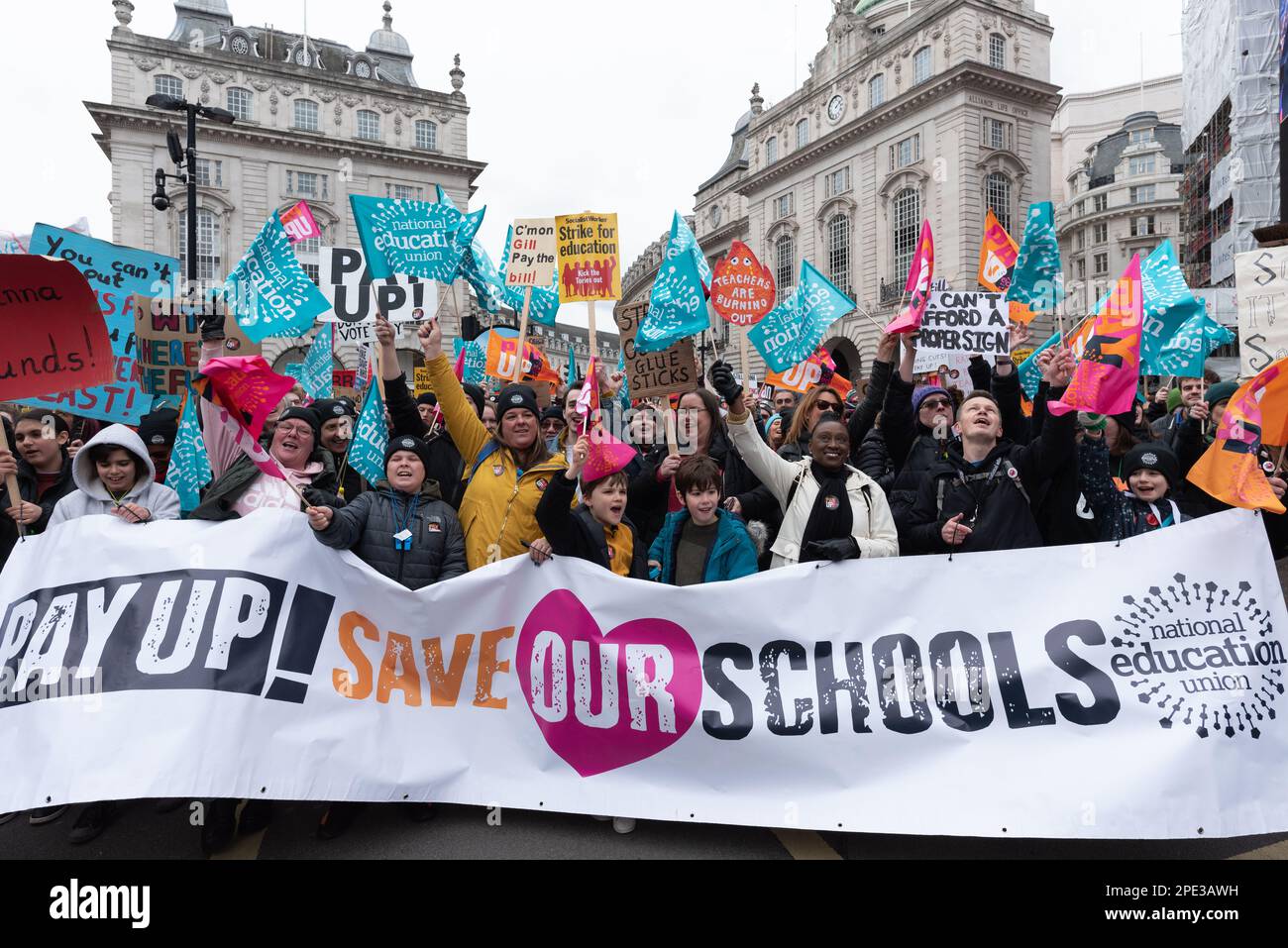 Enregistrer la démo de nos écoles - Londres, Royaume-Uni. 15 mars 2023. Des milliers d'enseignants, en grève pour un salaire et des conditions équitables, marchent de Marble Arch à un rallye Banque D'Images