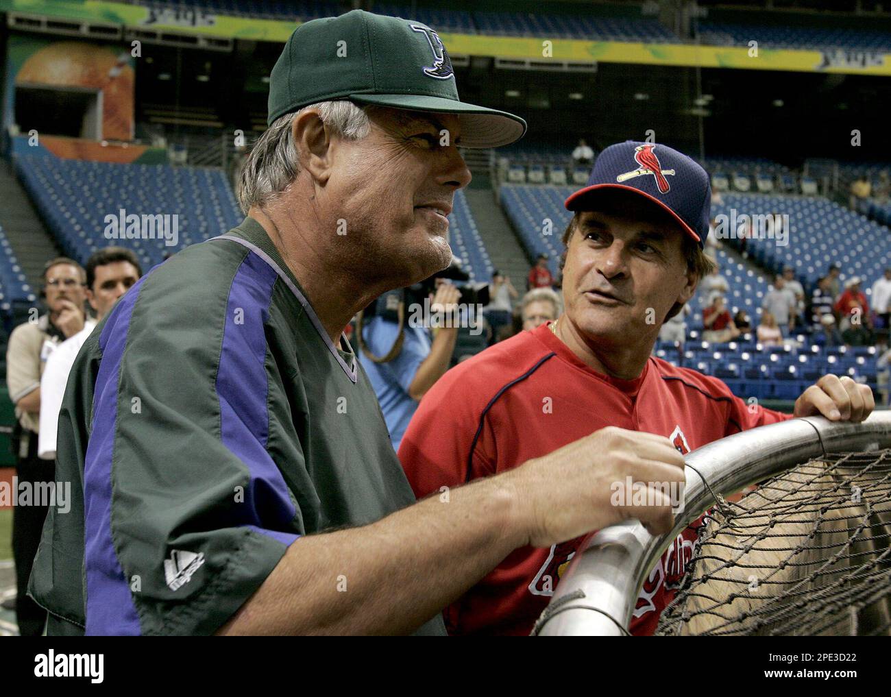 Tampa Bay Devil Rays manager Lou Piniella, left, and St. Louis Cardinals manager Tony La Russa share a laugh as they watch the Devil Rays take batting practice before their game Friday night June 17, 2005, in St. Petersburg, Fla. Both managers are Tampa natives. (AP Photo/Chris O'Meara) Banque D'Images