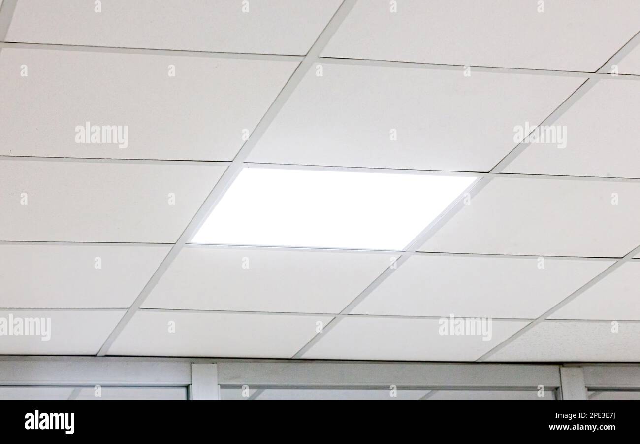 Plafond de bureau blanc au design moderne avec éclairage LED. Banque D'Images
