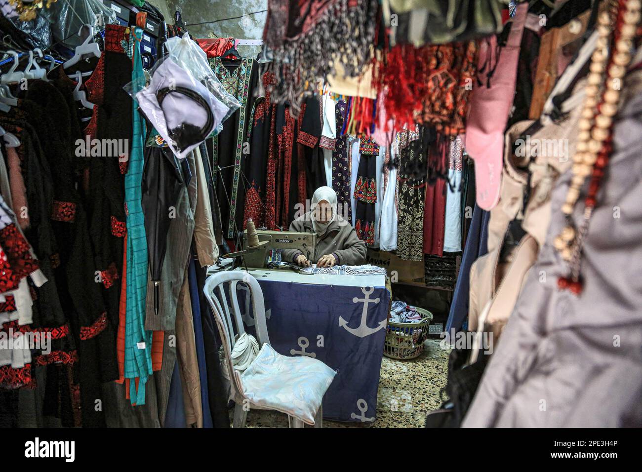 Farha Dana, vu dans sa petite boutique de couture de vêtements et de sacs pour femmes dans la vieille ville où elle a travaillé pendant plus de 45 ans, comme elle a hérité de la profession de son père. La couturière palestinienne a 65 ans et travaille sur la route Al-Wad près de Bab Al-Majlis, une des portes de la mosquée Al-Aqsa. Banque D'Images