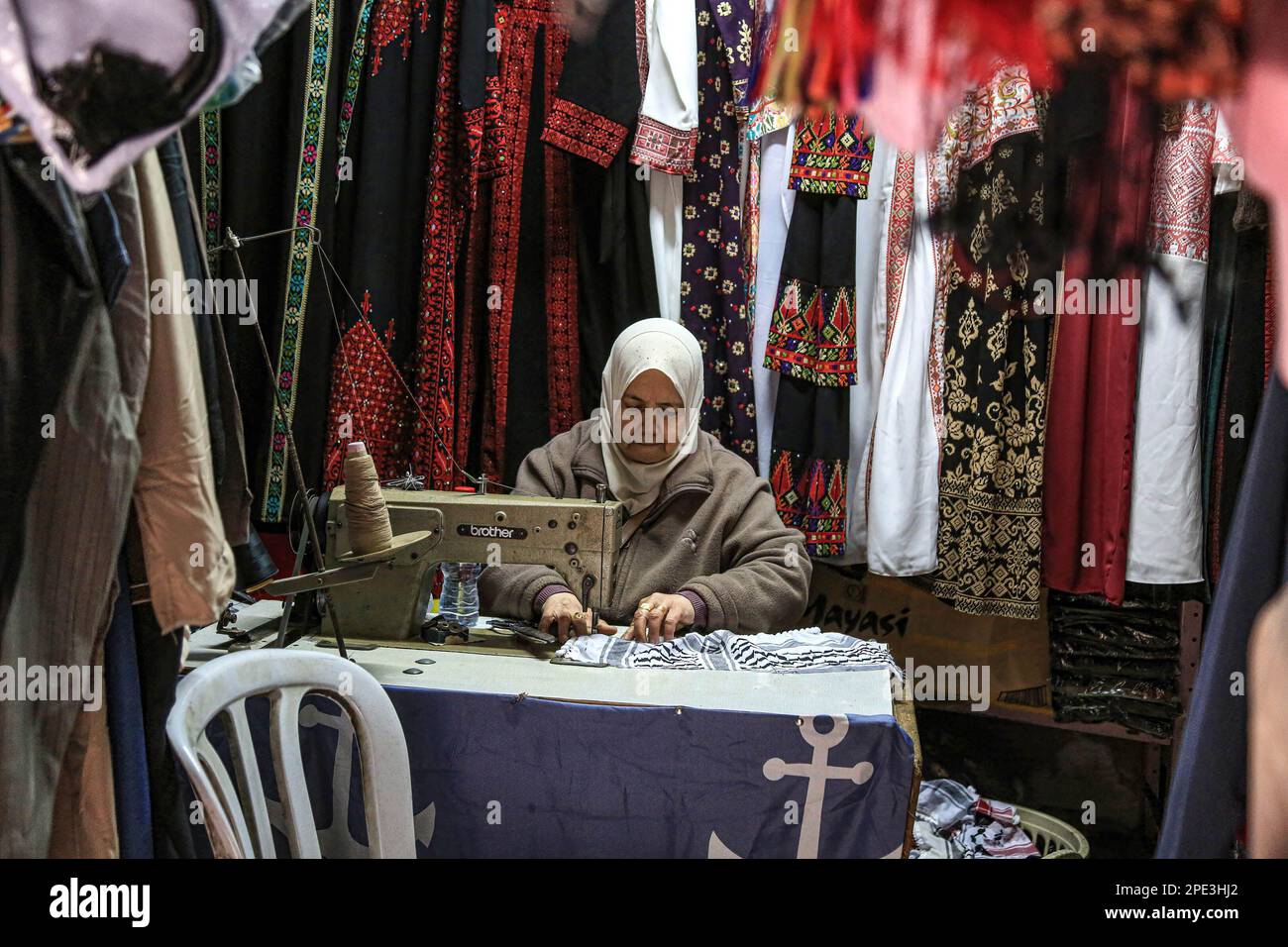 Jérusalem, Israël. 08th mars 2023. Farha Dana, vu dans sa petite boutique de couture de vêtements et de sacs pour femmes dans la vieille ville où elle a travaillé pendant plus de 45 ans, comme elle a hérité de la profession de son père. La couturière palestinienne a 65 ans et travaille sur la route Al-Wad près de Bab Al-Majlis, une des portes de la mosquée Al-Aqsa. (Photo de Saeed QAQ/SOPA Images/Sipa USA) Credit: SIPA USA/Alay Live News Banque D'Images
