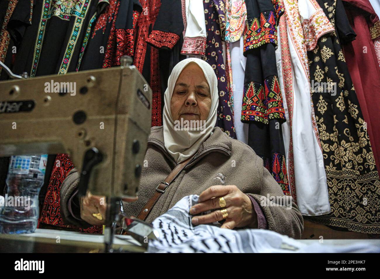 Jérusalem, Israël. 08th mars 2023. Farha Dana, vu dans sa petite boutique de couture de vêtements et de sacs pour femmes dans la vieille ville où elle a travaillé pendant plus de 45 ans, comme elle a hérité de la profession de son père. La couturière palestinienne a 65 ans et travaille sur la route Al-Wad près de Bab Al-Majlis, une des portes de la mosquée Al-Aqsa. (Photo de Saeed QAQ/SOPA Images/Sipa USA) Credit: SIPA USA/Alay Live News Banque D'Images