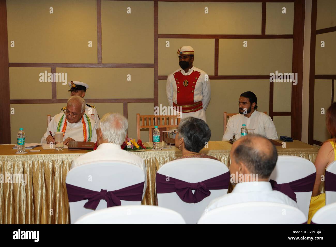 Le Gouverneur du Kerala Arif Mohammad Khan et Abhed Kiran Ravi Kumar ...