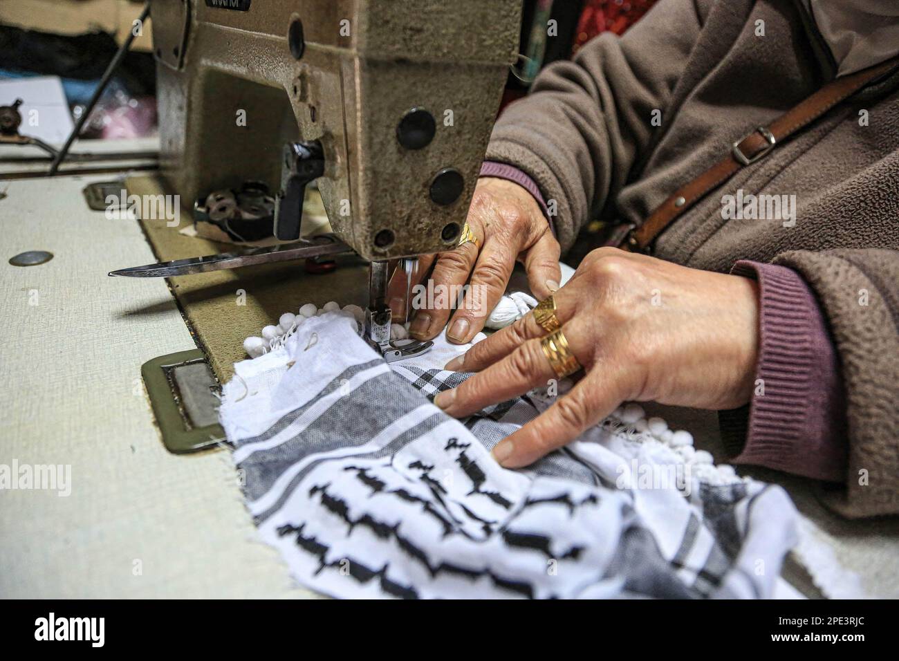 Jérusalem, Israël. 8th mars 2023. Farha Dana, a vu dans son petit magasin couper du matériel à coudre dans la vieille ville où elle a travaillé pendant plus de 45 ans, comme elle a hérité de la profession de son père. La couturière palestinienne a 65 ans et travaille sur la route Al-Wad près de Bab Al-Majlis, une des portes de la mosquée Al-Aqsa. (Credit image: © Saeed QAQ/SOPA Images via ZUMA Press Wire) USAGE ÉDITORIAL SEULEMENT! Non destiné À un usage commercial ! Banque D'Images