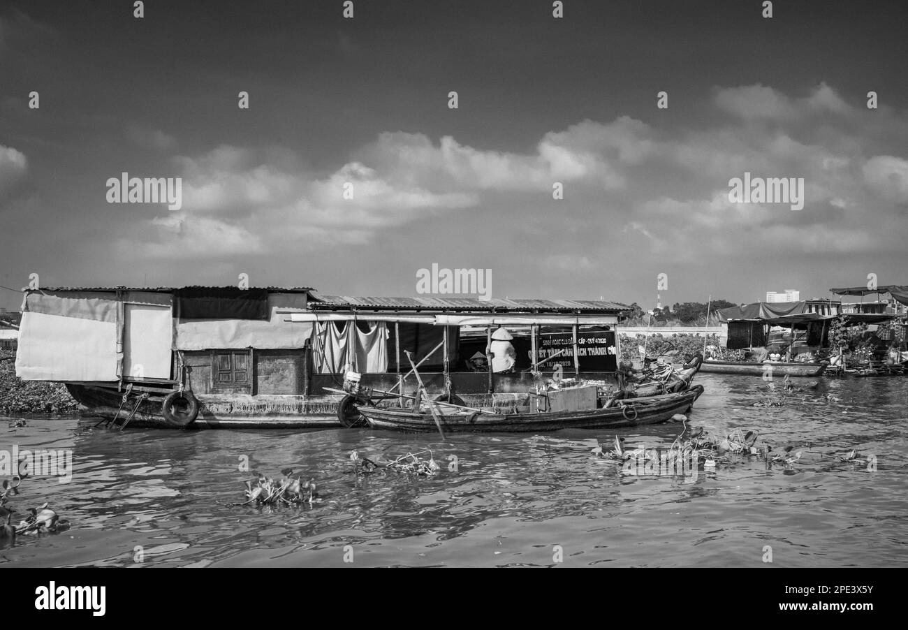 Deux femmes discutent sur des bateaux de la maison de tatouage flottant sur le Mékong près de long Xuyen dans le delta du Mékong, au Vietnam. Banque D'Images