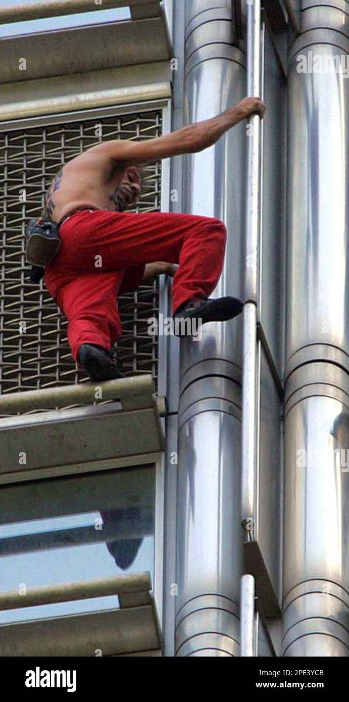 Alain Robert, 42, French urban climber who calls himself "spiderman" scrambles up the 62-story, 283 meters (928 feet) tall Cheung Kong Center, the flagship building of Hong Kong's richest man, Li Ka-shing in about an hour in Hong Kong Saturday, June 11, 2005. His other feats include scaling Malaysia's Petronas Towers in Kuala Lumpur, the Eiffel Tower in Paris and the Empire State Building in New York. (AP Photo/Vincent Yu) Banque D'Images