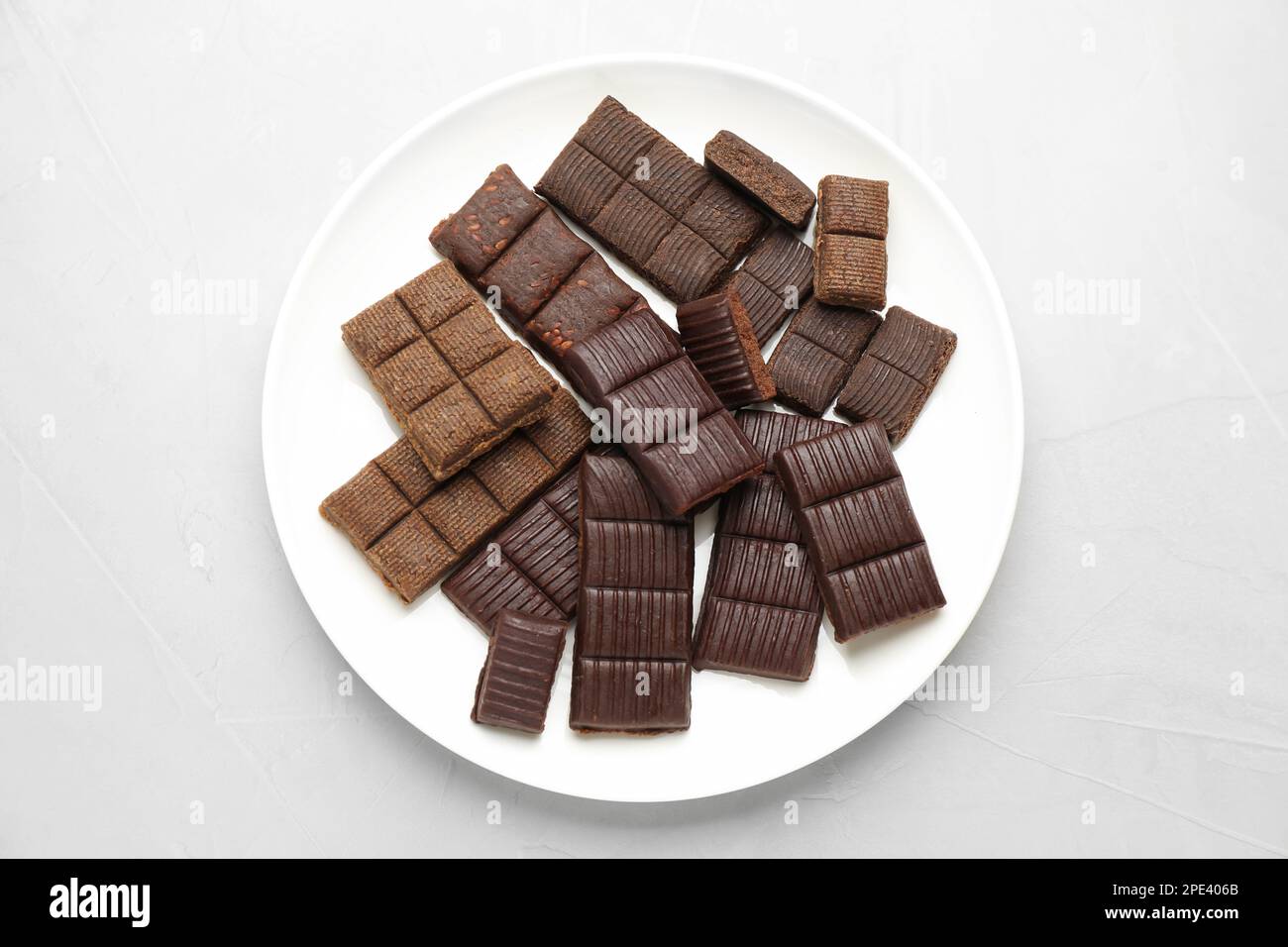 Assiette avec hématogène délicieux et sain sur table blanche, vue du dessus Banque D'Images