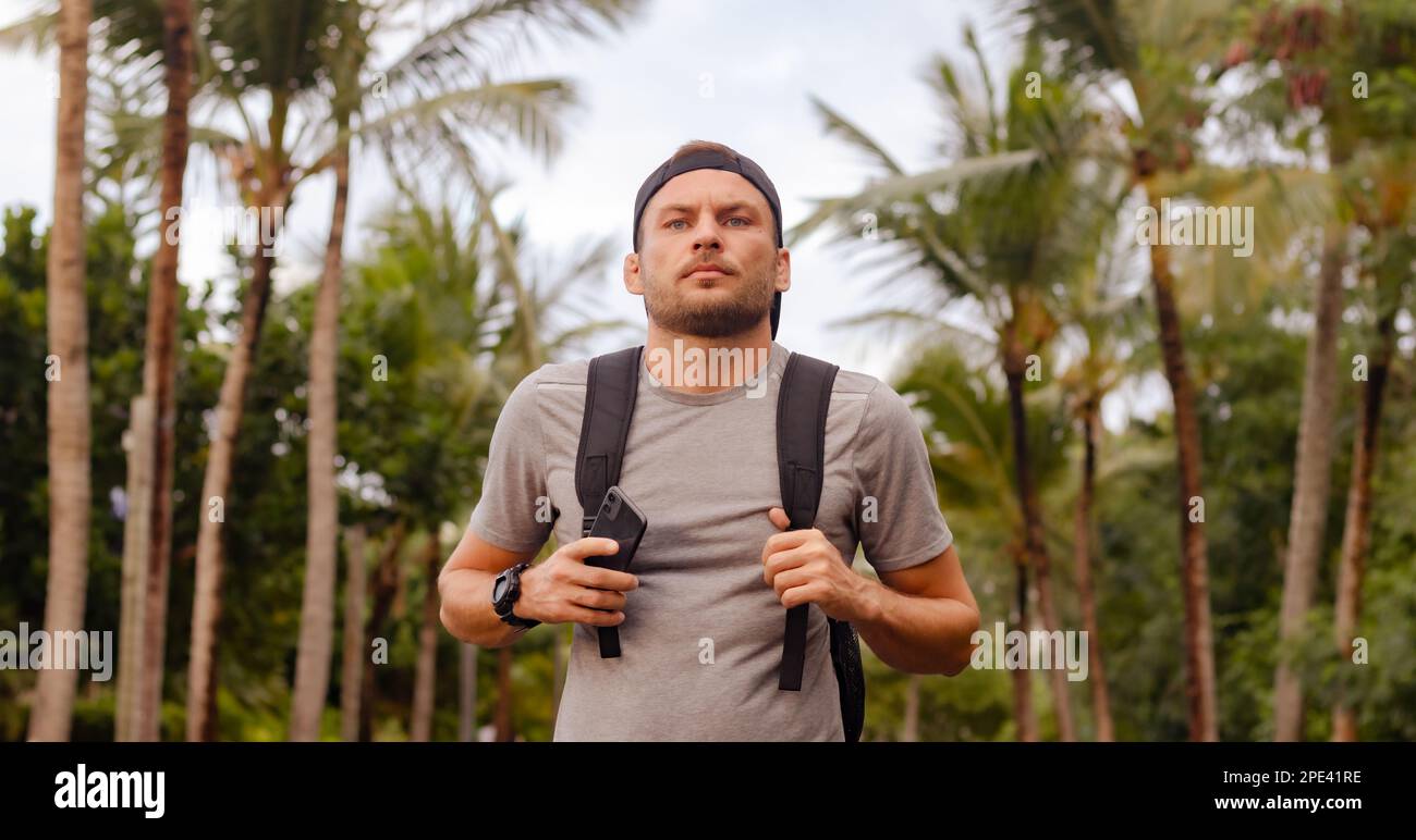 Homme avec sac à dos voyageant seul autour de l'Asie du Sud-est. Banque D'Images