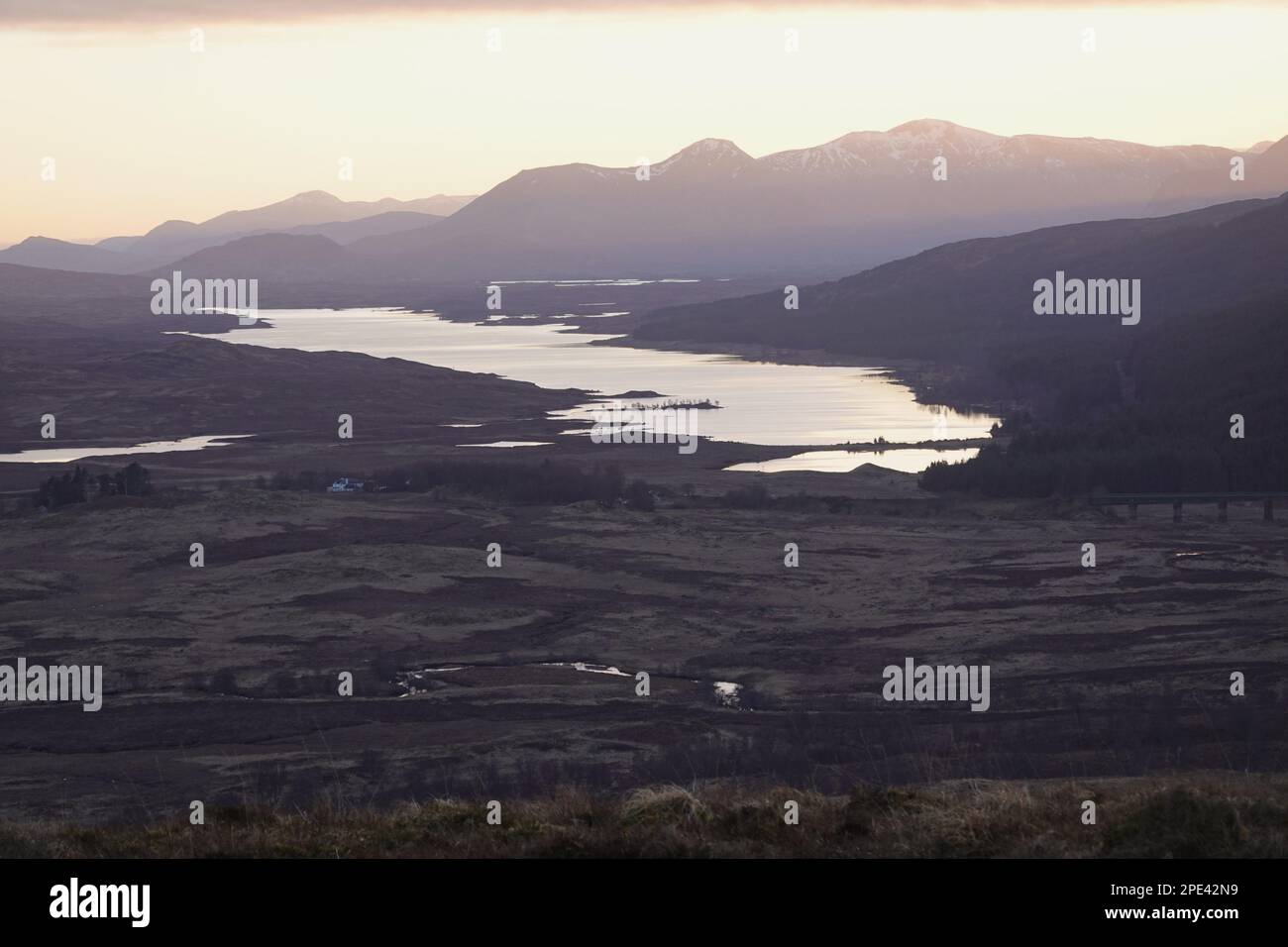 Vue d'hiver sur Rannoch Moor et Loch Laidon avec les montagnes de Glen COE au loin, Scottish Highlands, Écosse Royaume-Uni Banque D'Images