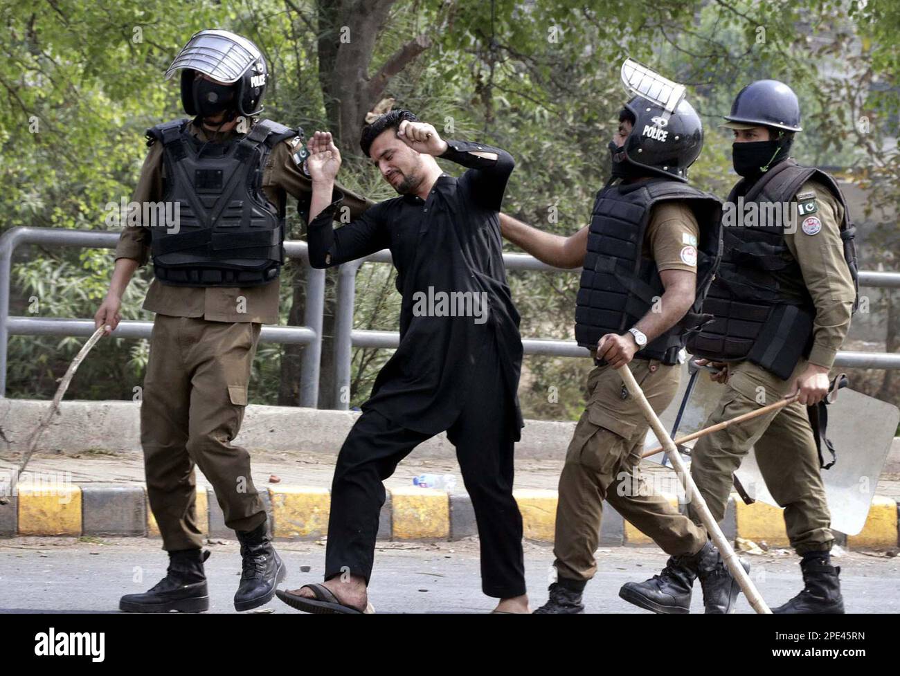 Les policiers rétablissent les accusations de bâton, les gaz lacrymogènes et l'arrestation pour repousser mercredi, à Lahore, les partisans de Tehreek-e-Insaf (PTI) pour arrêter l'ancien Premier ministre Imran Khan dans l'affaire Toshakana, à l'extérieur du parc Zaman, à Lahore 15 mars 2023. Le juge de la haute Cour de Lahore, le juge Tariq Saleem Sheikh, a retenu les services de police de la poursuite de l'opération du parc Zaman jusqu'à la décision de la haute Cour d'Islamabad sur le mandat d'arrêt non-huissier de l'ancien Premier ministre et chef du PTI, Imran Khan. Banque D'Images