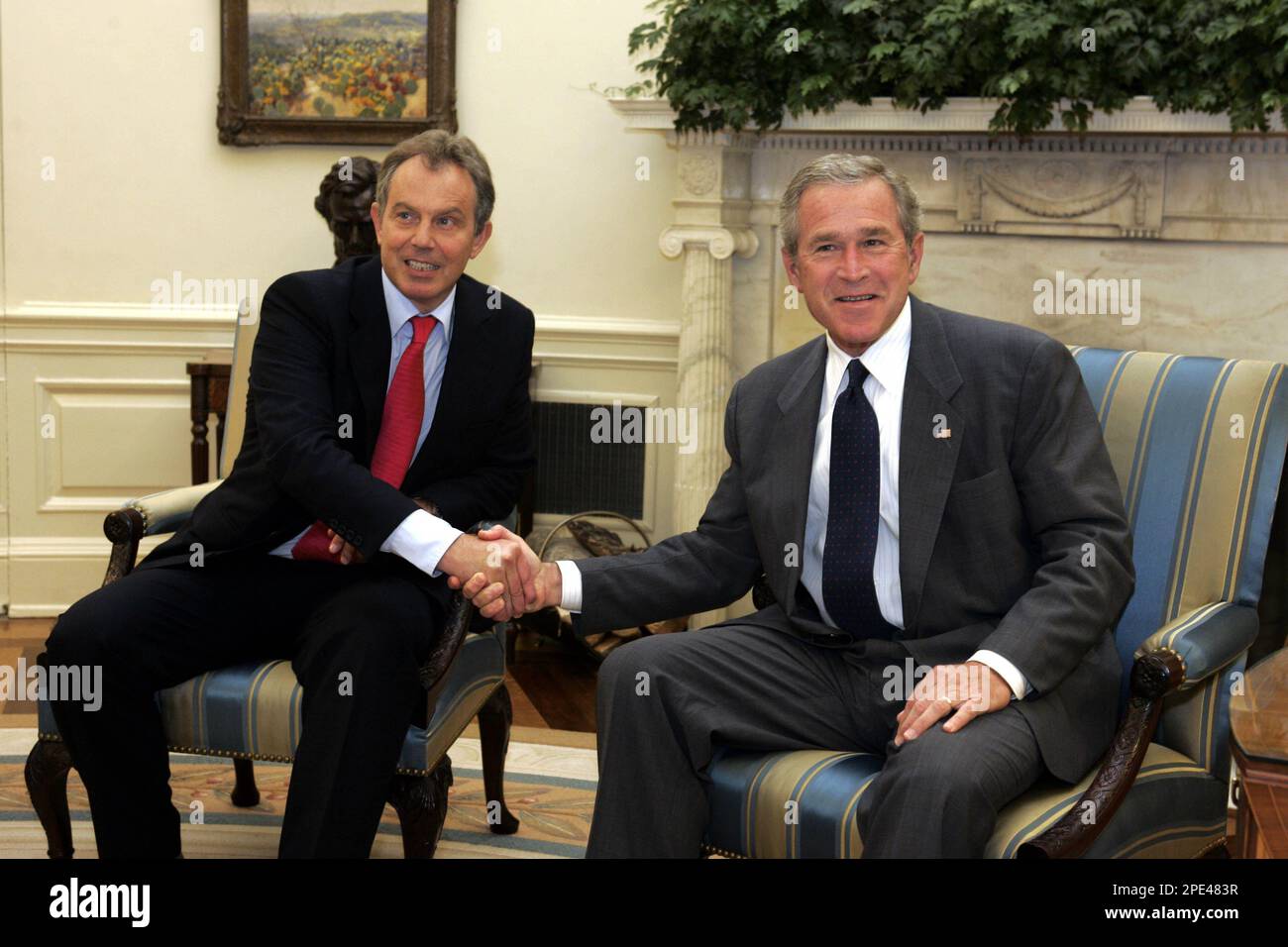 U.S. President George W. Bush, right, meets with British Prime Minister Tony Blair in the Oval Office of the White House Tuesday, June 7, 2005 in Washington. (AP Photo/Charles Dharapak) Banque D'Images