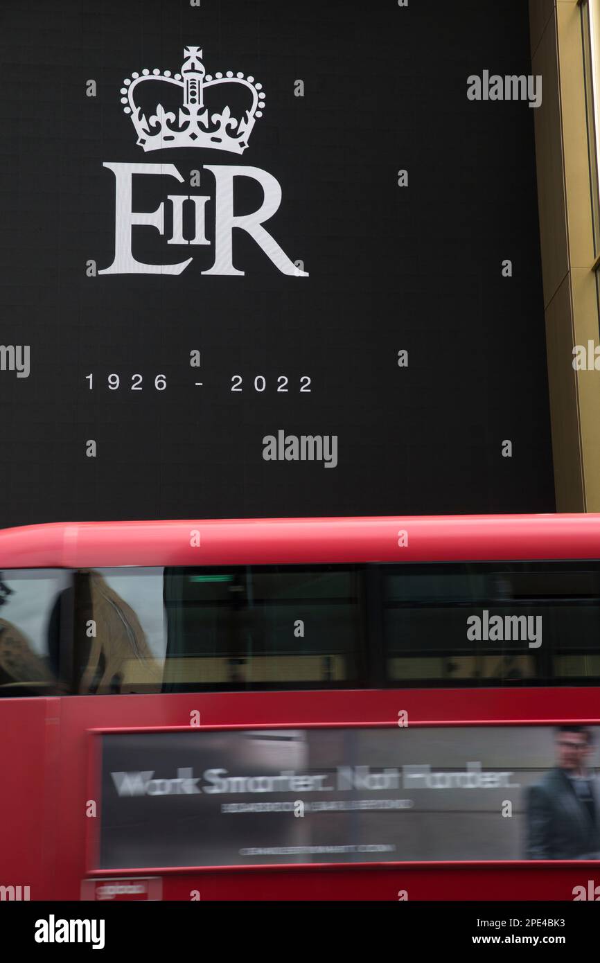 Le cypher royal de feu la reine Elizabeth II est exposé dans le centre de Londres, le jour de ses funérailles. Banque D'Images