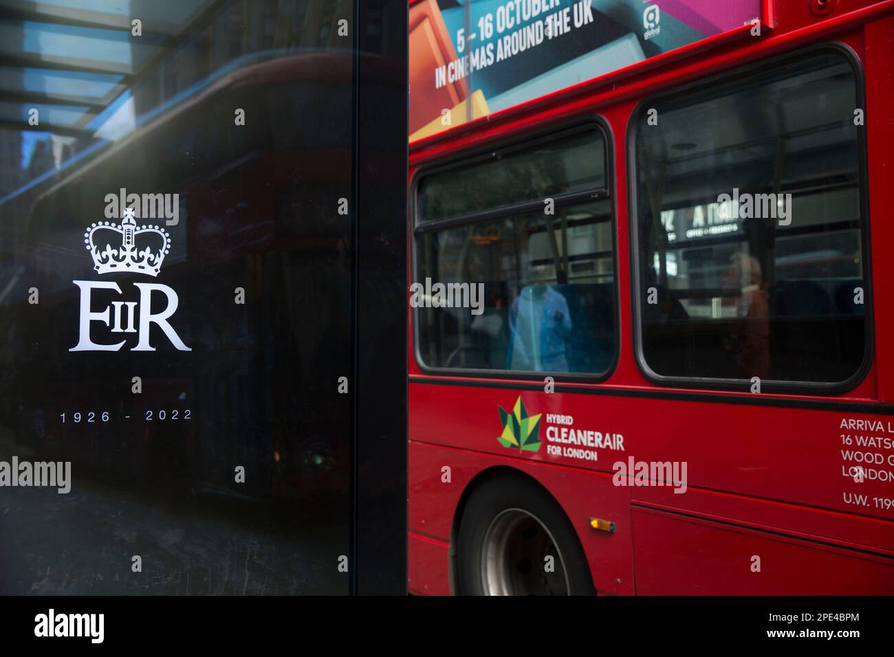 Le cypher royal de feu la reine Elizabeth II est exposé dans le centre de Londres, le jour de ses funérailles. Banque D'Images