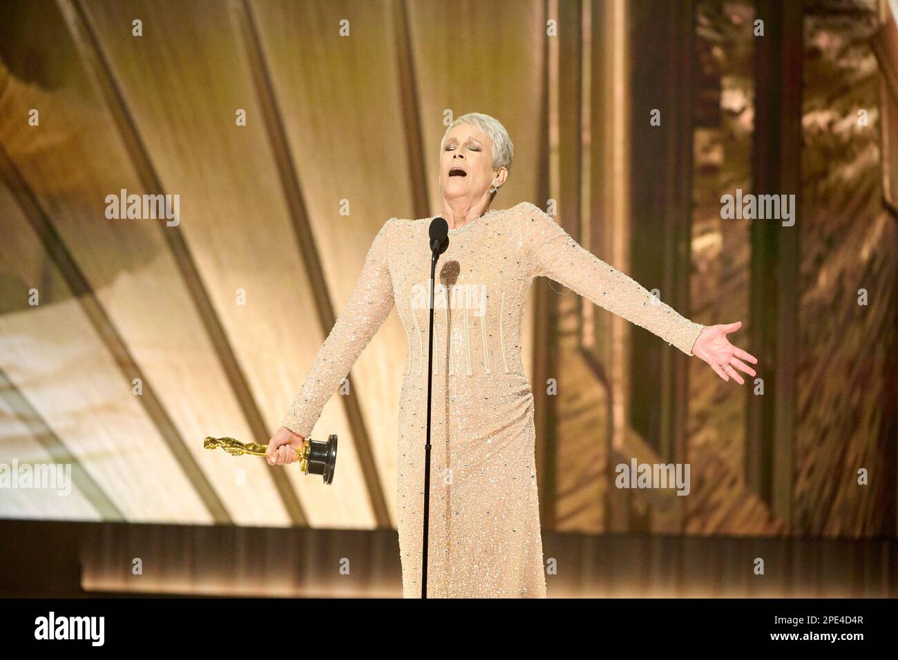 Jamie Lee Curtis remporte l'Oscar de la meilleure actrice de soutien pour tout partout en même temps lors du spectacle Oscars aux Academy Awards 95th à Hollywood, Los Angeles, Californie, Etats-Unis, 12 mars, 2023. A.M. P.A.S./document via EYEPRESS photo via Credit: Newscom/Alay Live News Banque D'Images