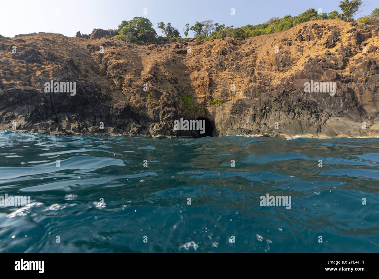 Une entrée de grotte dans l'île de Netrani (Inde) vue de la surface de la mer (grotte d'Aladin) Banque D'Images