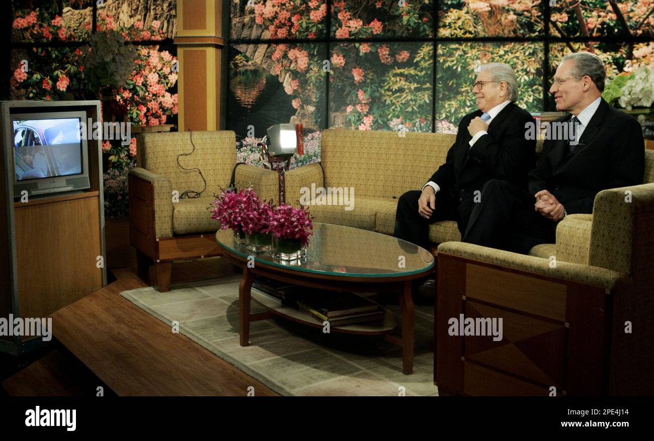 Watergate reporters Carl Bernstein, left, and Bob Woodward watch video of former FBI official W. Mark Felt before their appearance on the NBC-TV "Today" program, in New York Thursday June 2, 2005. Felt was revealed this week as "Deep Throat," the source who leaked information on the Watergate investigation to the pair. (AP Photo/Richard Drew) Banque D'Images