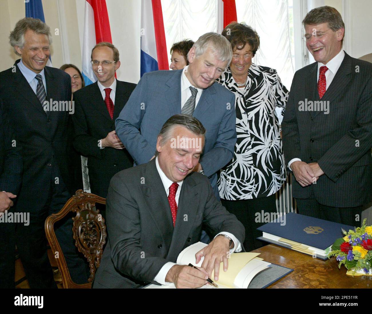 Bundesinnenminister Otto Schily, Mitte, schaut am Freitag, 27. Mai 2005