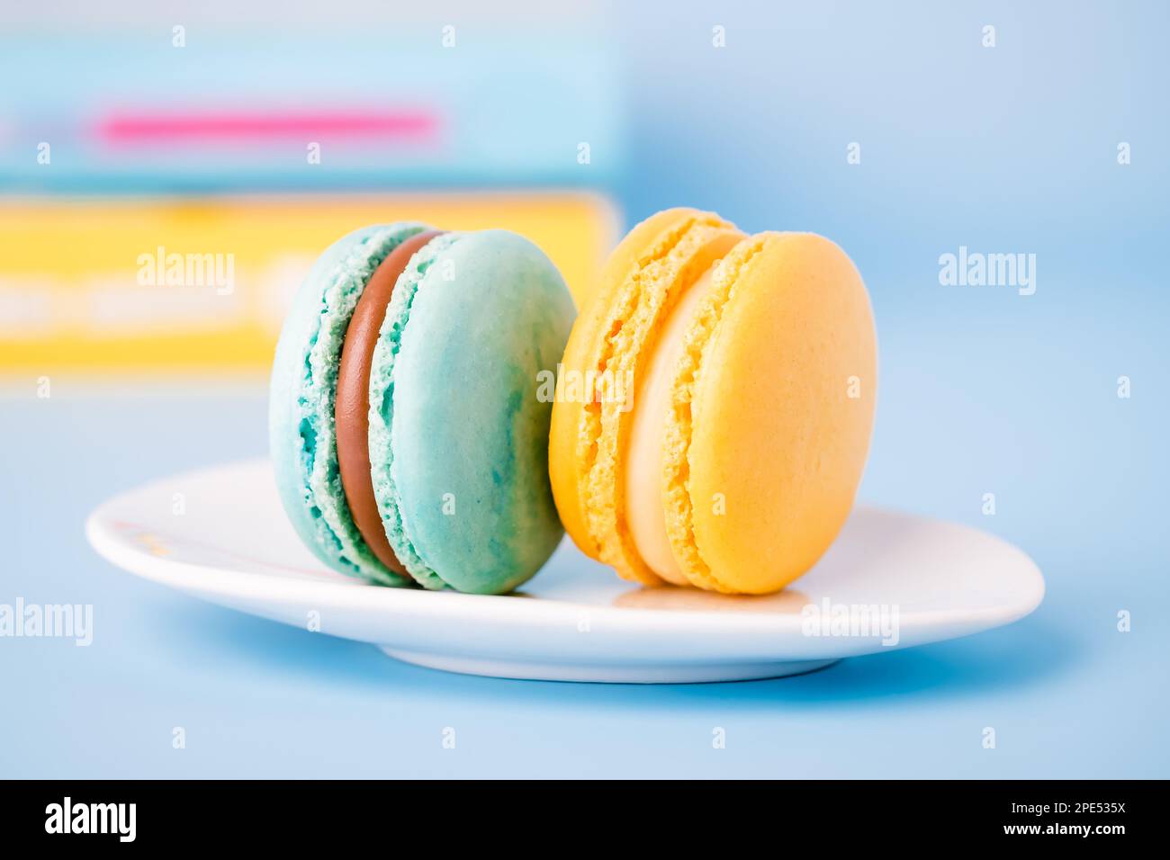 Menthe et macaron jaune doux sur fond bleu Banque D'Images
