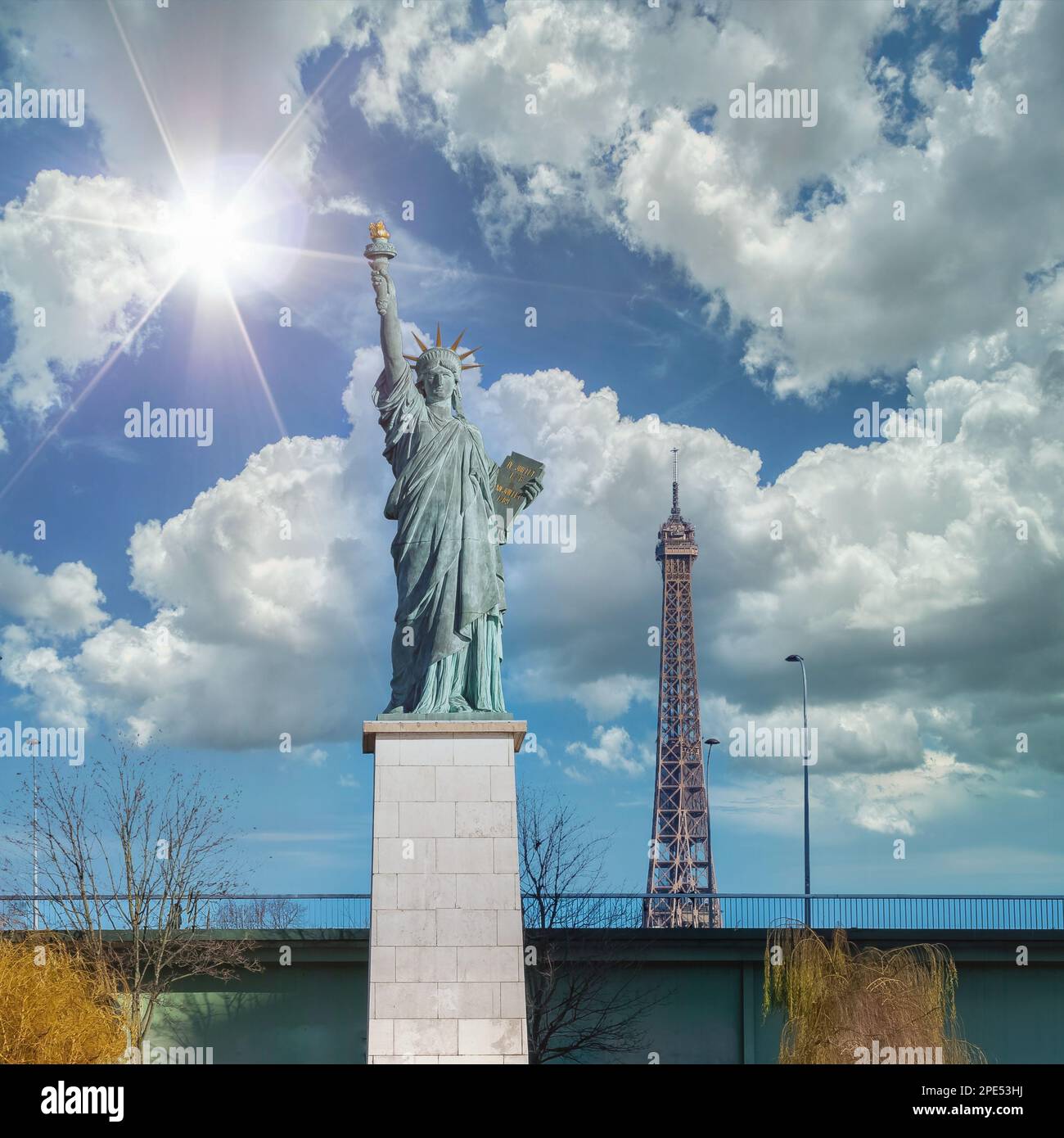 Paris, la statue de la liberté sur la Seine et la Tour Eiffel en arrière-plan Banque D'Images
