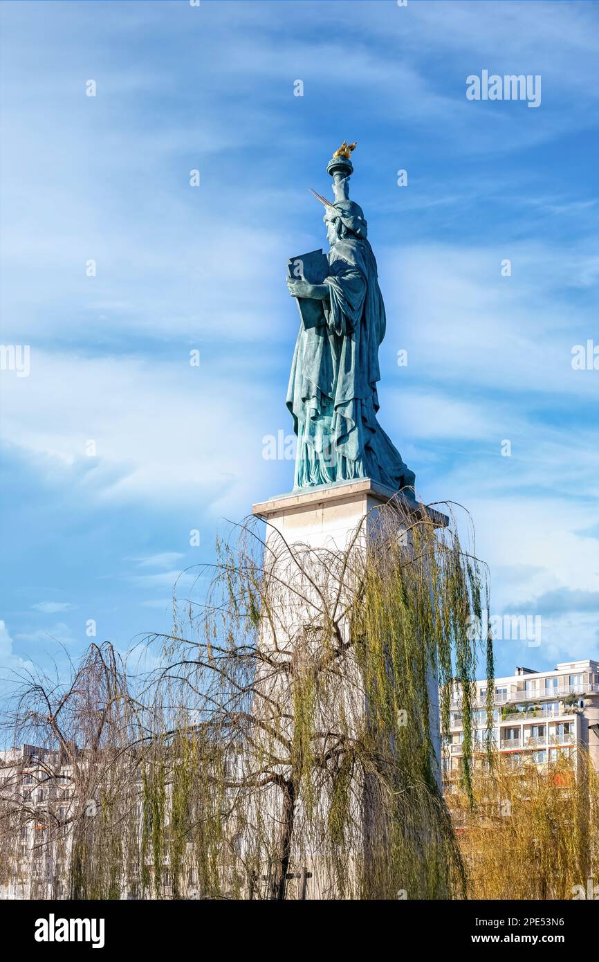 Paris, la statue de la liberté sur la Seine Banque D'Images