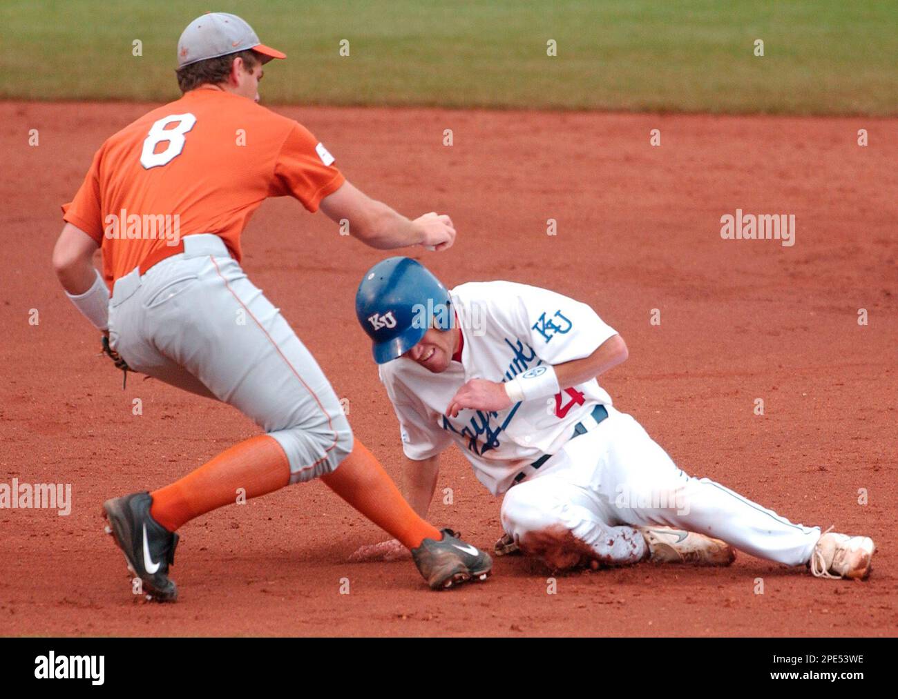 Texas third baseman David Maroul (8) puts the tag on Kansas catcher Sean Richardson, Thursday, May 26, 2005, in an elimination game of the Big 12 tournament in Oklahoma City. Richardson was out on the play. Texas eliminated Kansas from the tournament with a 9-0 win. (AP Photo/Jerry Laizure) Banque D'Images
