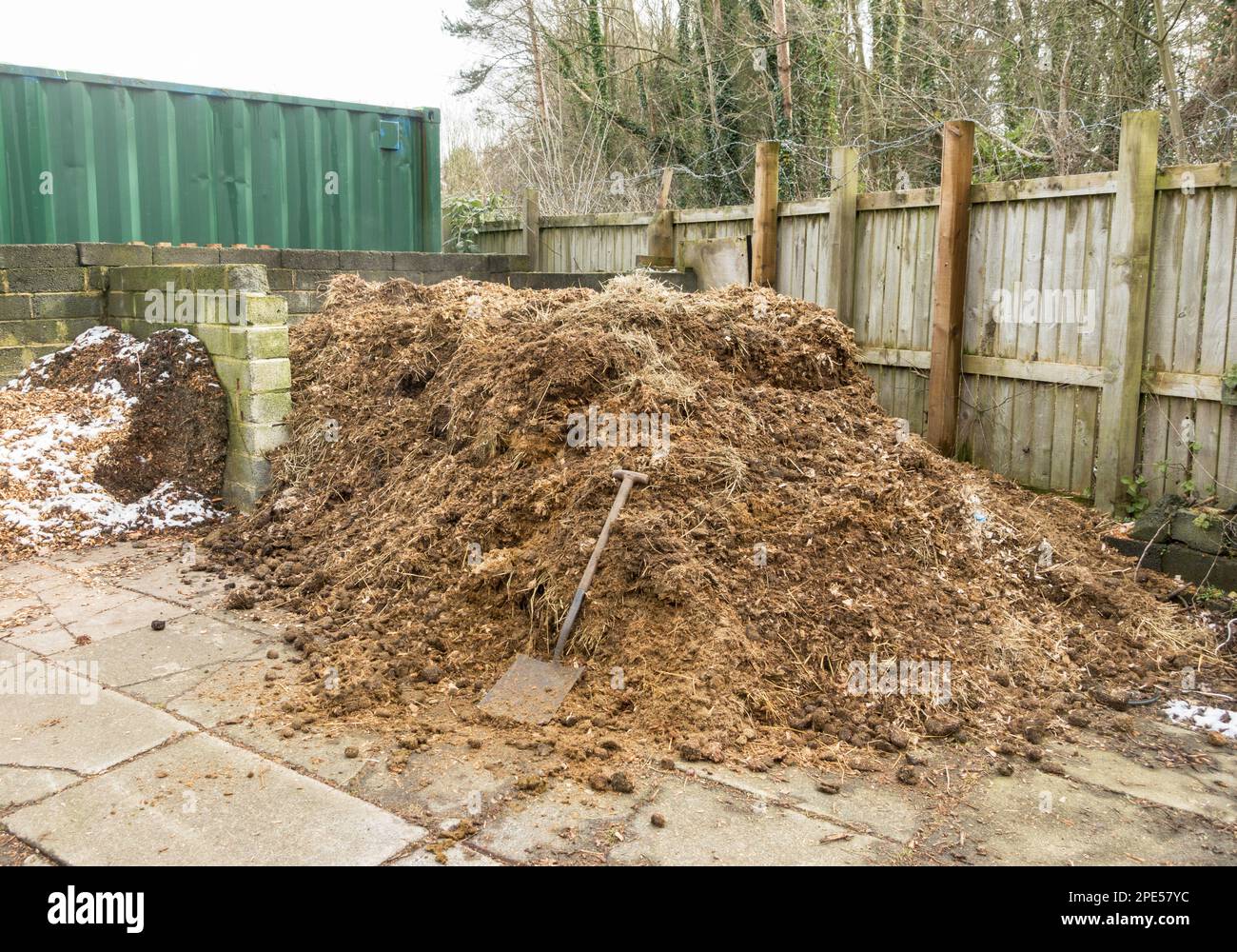 Un tas de fumier stable livré à un site d'allotissement en Angleterre, au Royaume-Uni Banque D'Images