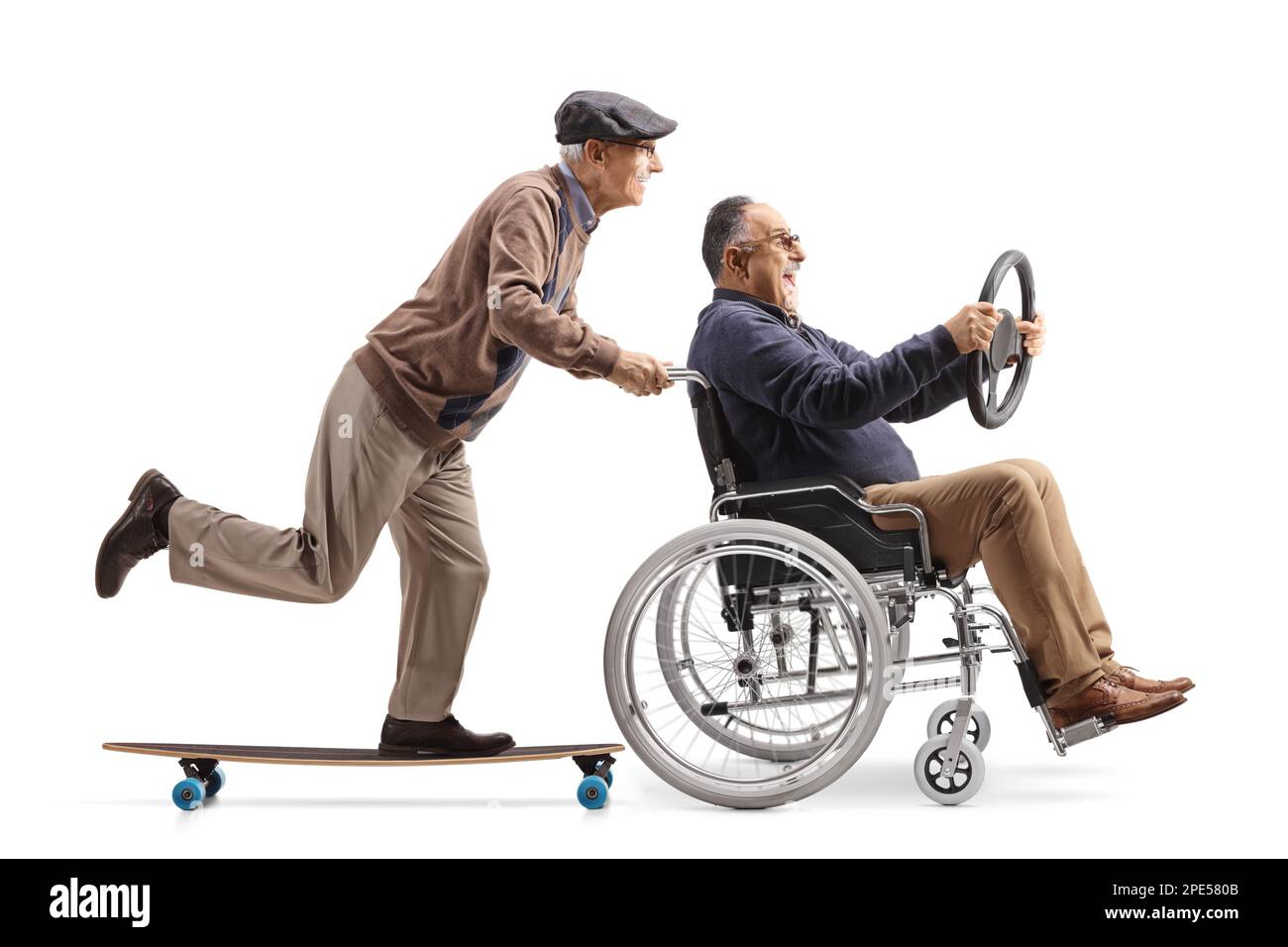 Homme âgé avec un skateboard poussant un homme mature dans un fauteuil roulant assis et tenant un volant isolé sur fond blanc Banque D'Images