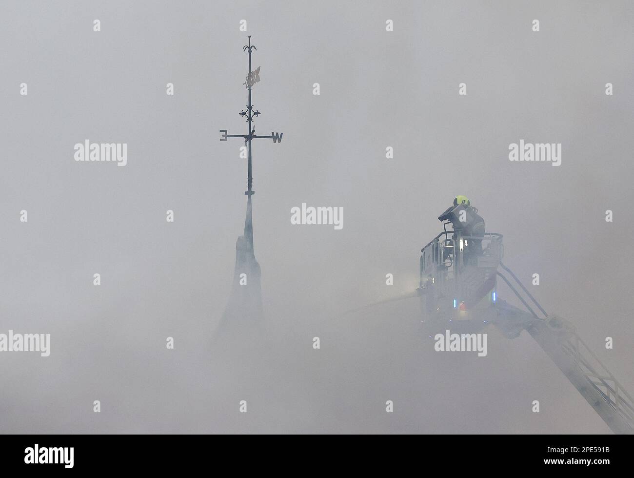 Loughborough, Leicestershire, Royaume-Uni. 15th mars 2023. Les pompiers s'attaquent à un incendie à la Banque HSBC et à l'hôtel de ville. Credit Darren Staples/Alay Live News. Banque D'Images