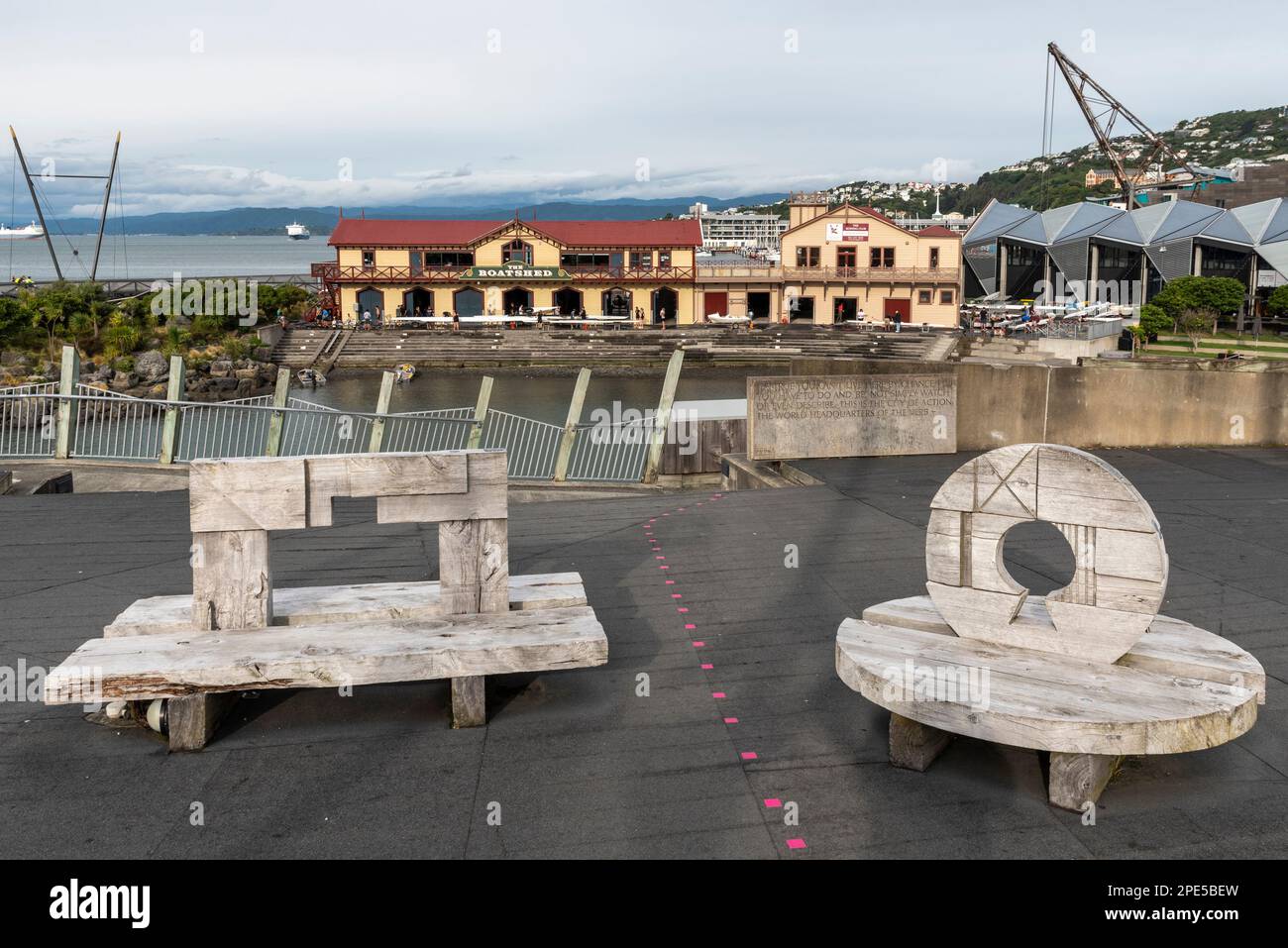 Lagon de Whairepo, espace public ouvert au centre de Wellington, Nouvelle-Zélande. Vue sur le Boatshed de la ville au pont de la mer. La voix active Banque D'Images
