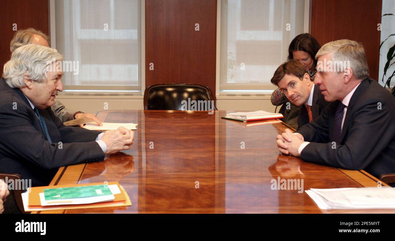 Outgoing World bank President James Wolfensohn, left, meets with British Foreign Secretary Jack Straw, right, at the World Bank in Washington, Wednesday, May 18, 2005. (AP Photo/Lauren Victoria Burke) Banque D'Images