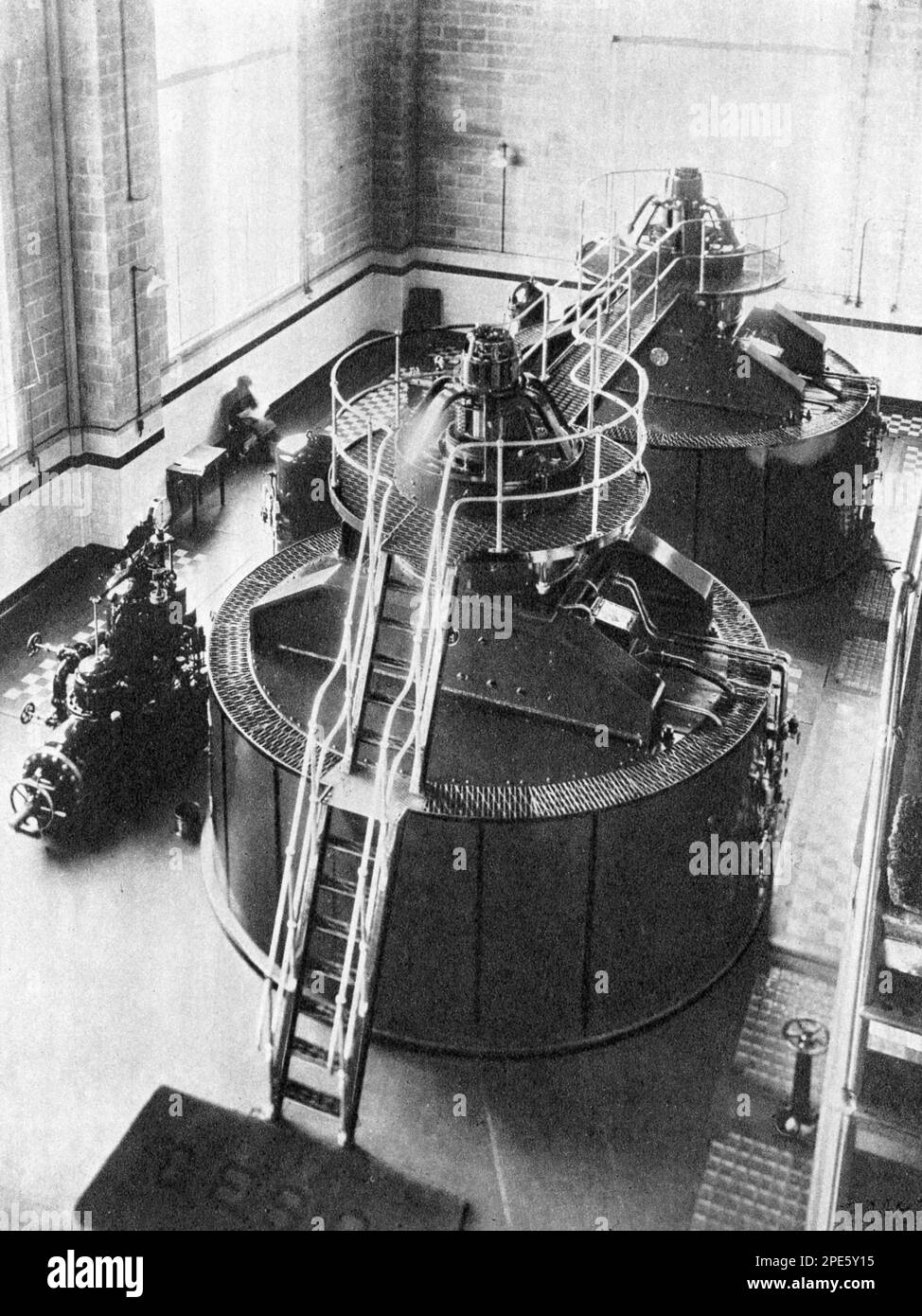 Deux alternateurs à roue d'eau à la centrale d'alimentation de Rannoch, c1933. Le système d'énergie hydro-électrique de Tummel est un réseau interconnecté de barrages, de centrales électriques, d'aqueducs et de transmission d'énergie électrique dans les montagnes de Grampian en Écosse. Banque D'Images