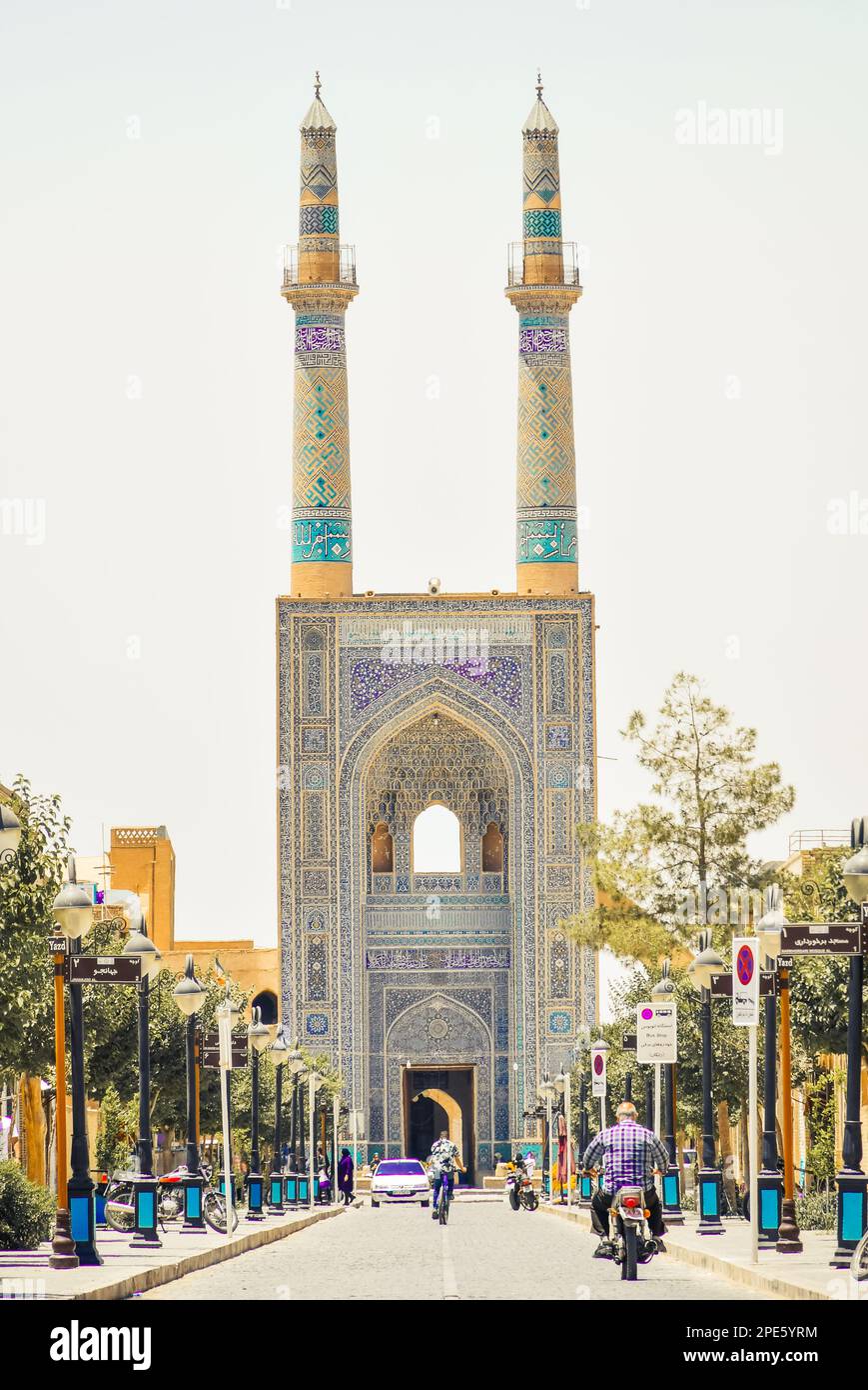 Yazd, Iran - 10th juin 2022 : Mosquée bleue Hazireh pendant la journée à Yazd, Iran. Scène de rue dans les jours chauds avec les piétons et la circulation Banque D'Images