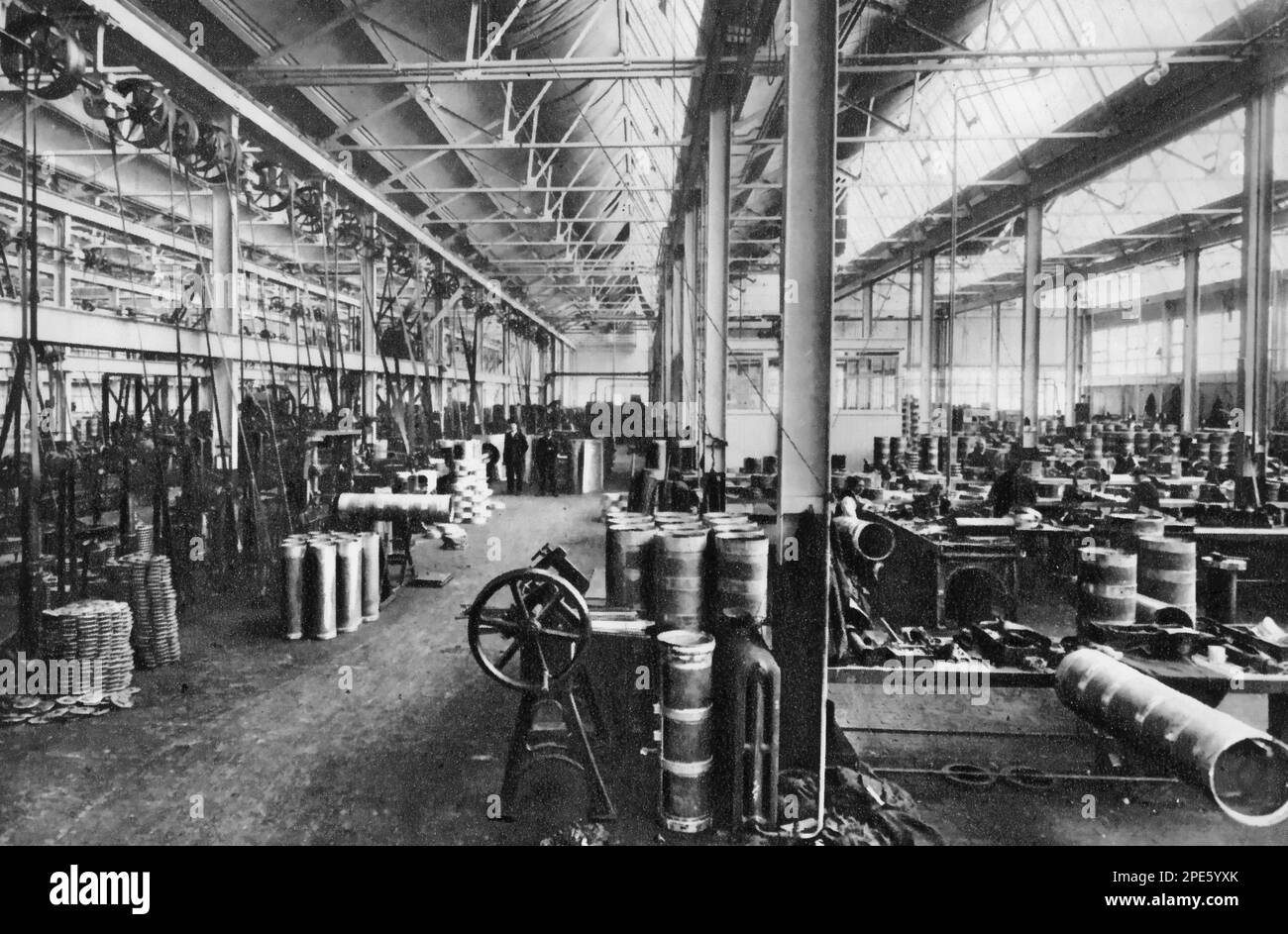 The Metal case Shop of the Royal Arsenal, Woolwich, Londres, c1933. L'atelier de fabrication des cartouches d'encre. Banque D'Images